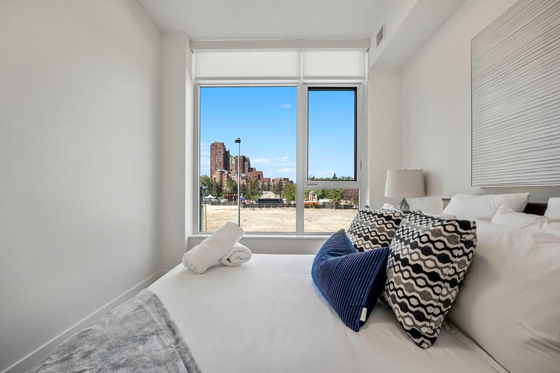 Riverside Retreat - Enjoy Walking Trails, FREE Banff Pass, Gym, Wine & Parking! Work Space Included!