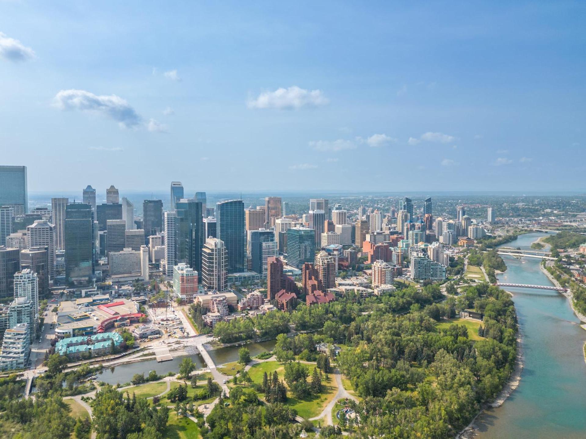 Riverside Retreat - Enjoy Walking Trails, FREE Banff Pass, Gym, Wine & Parking! Work Space Included!