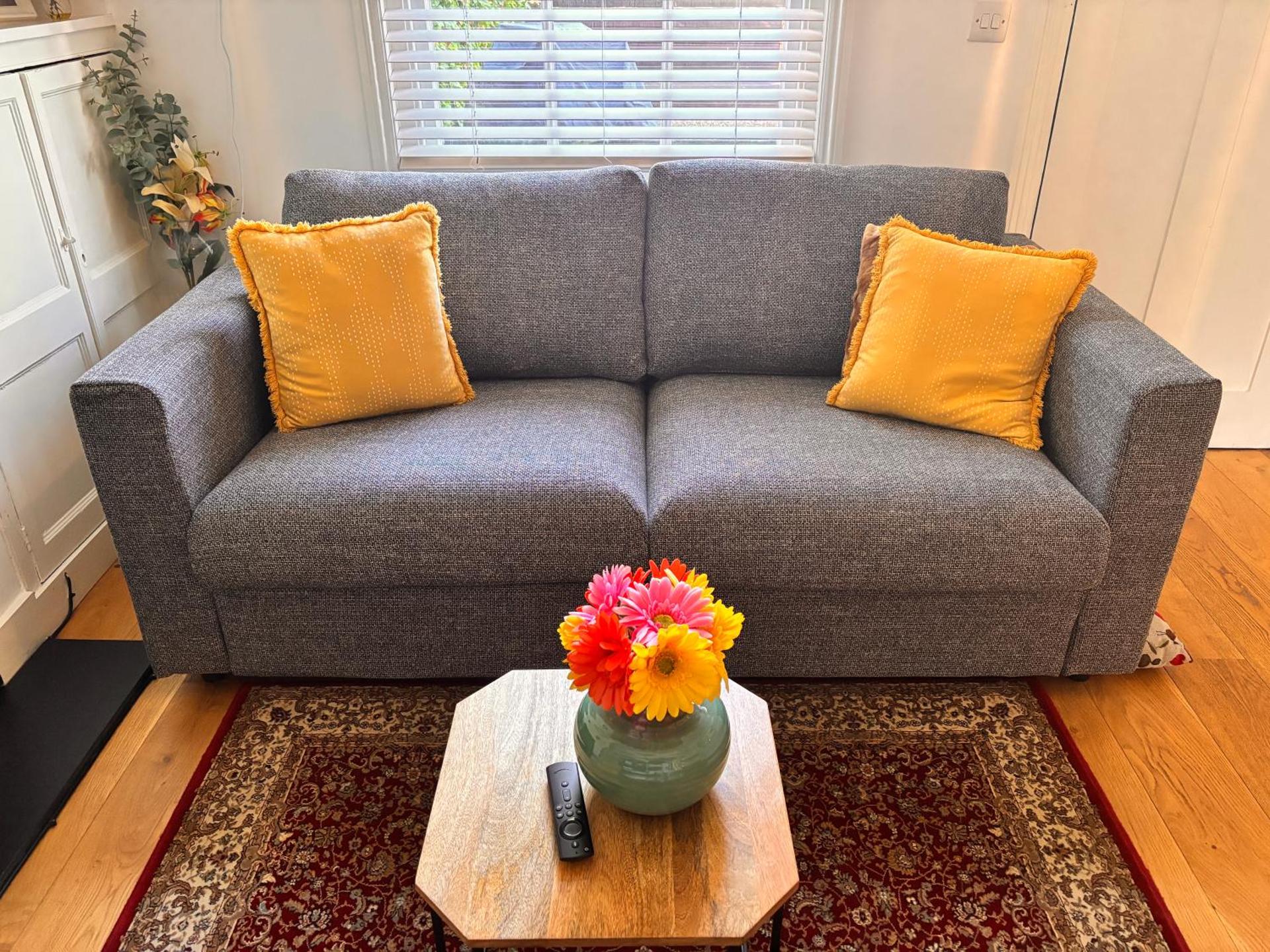 Elegant Riverside Cottage With Free Parking