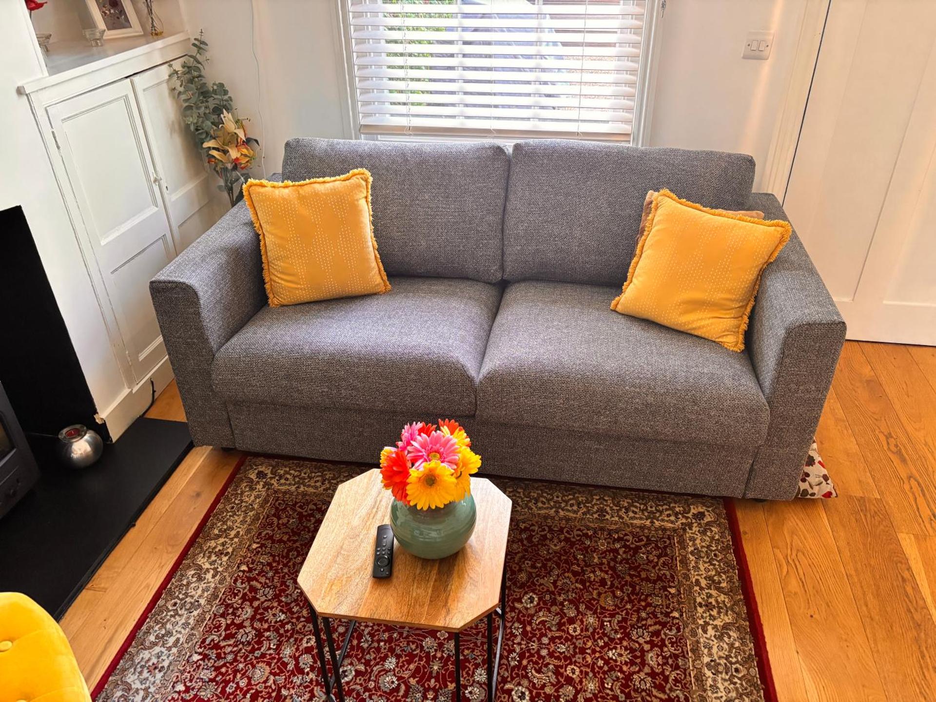 Elegant Riverside Cottage With Free Parking