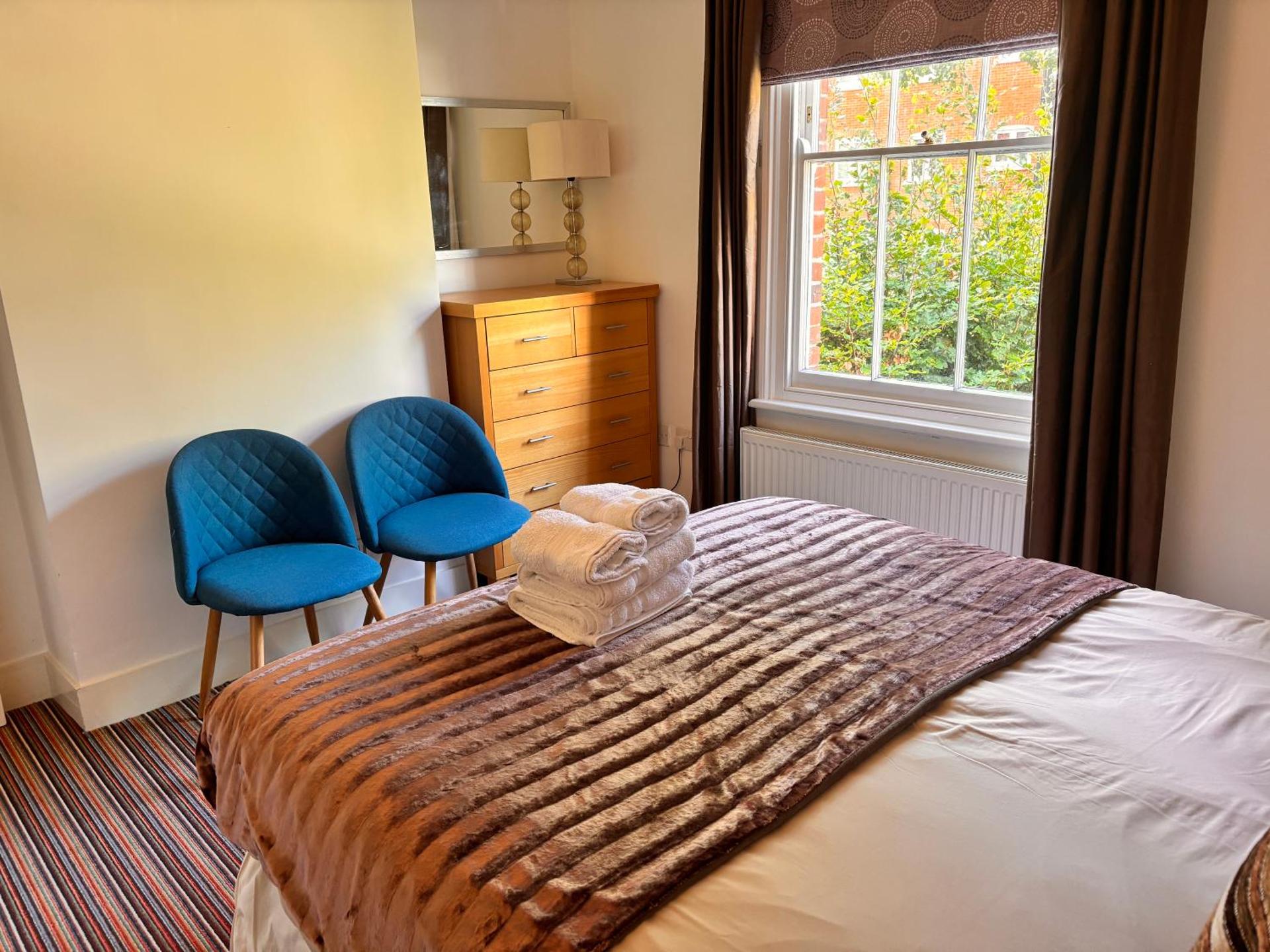 Elegant Riverside Cottage With Free Parking