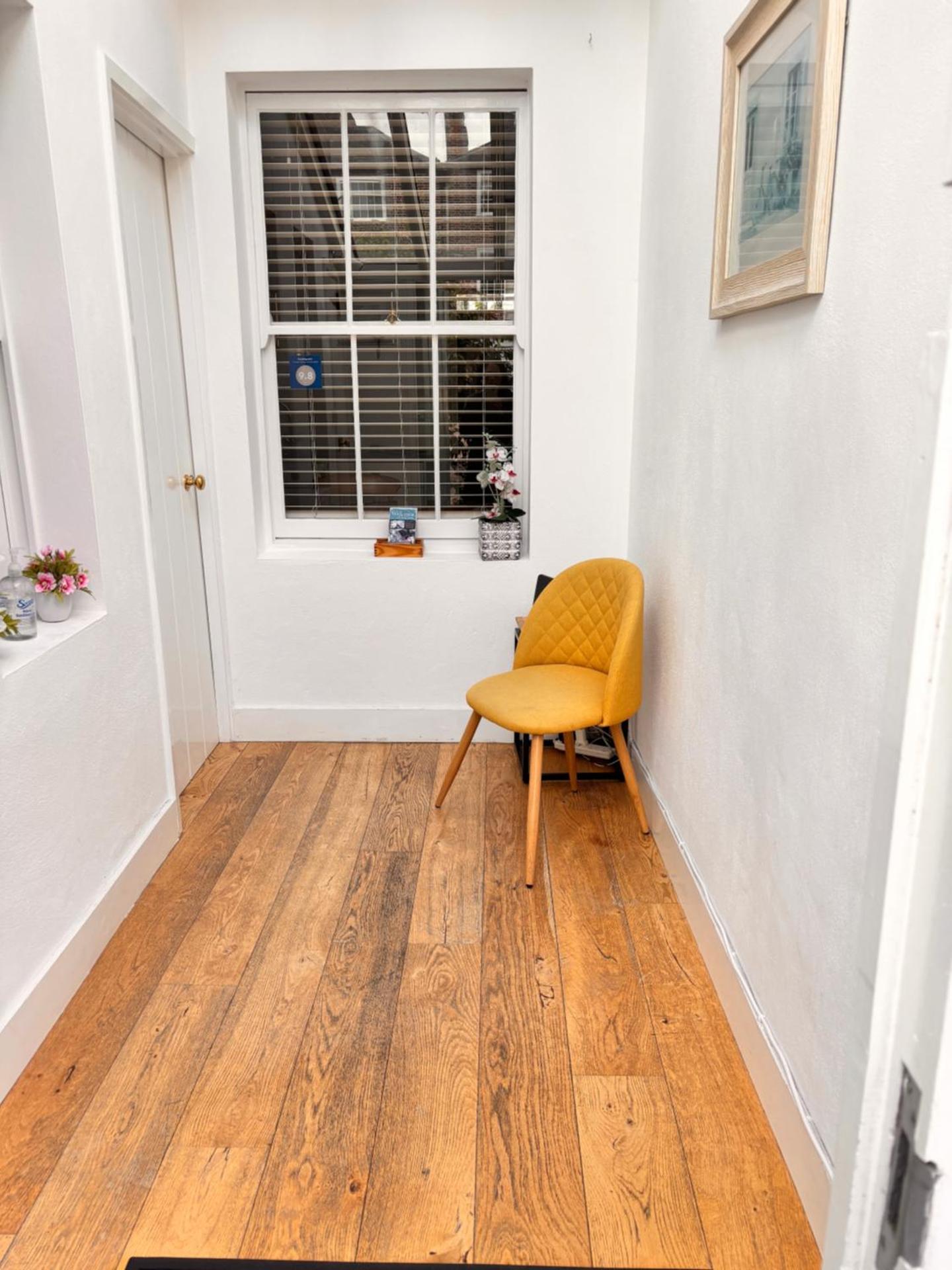 Elegant Riverside Cottage With Free Parking