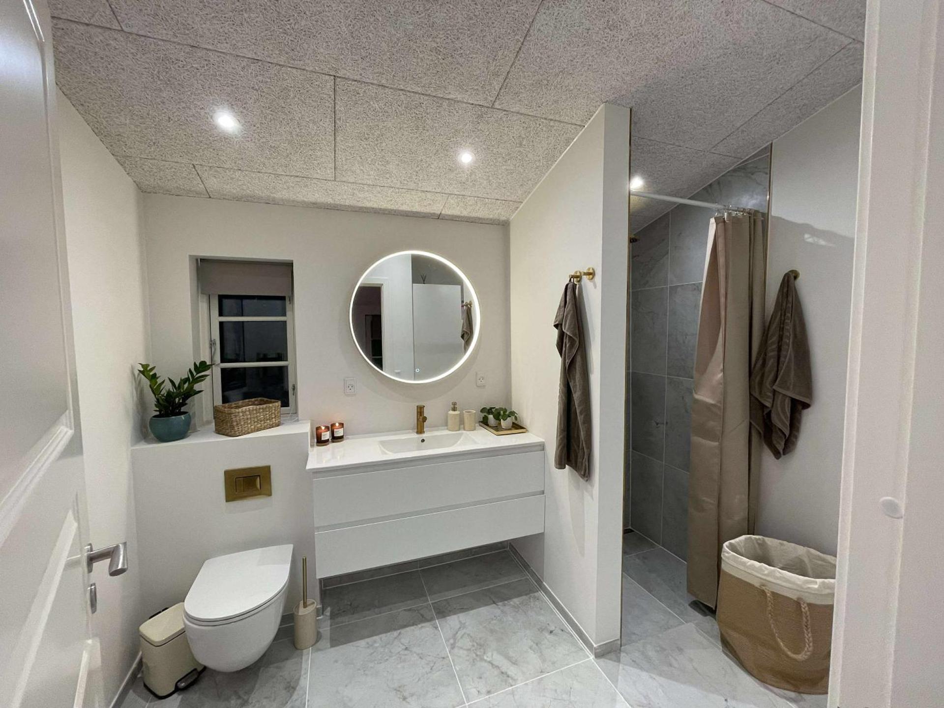 Naturperle midt i skoven, ved sø og eng