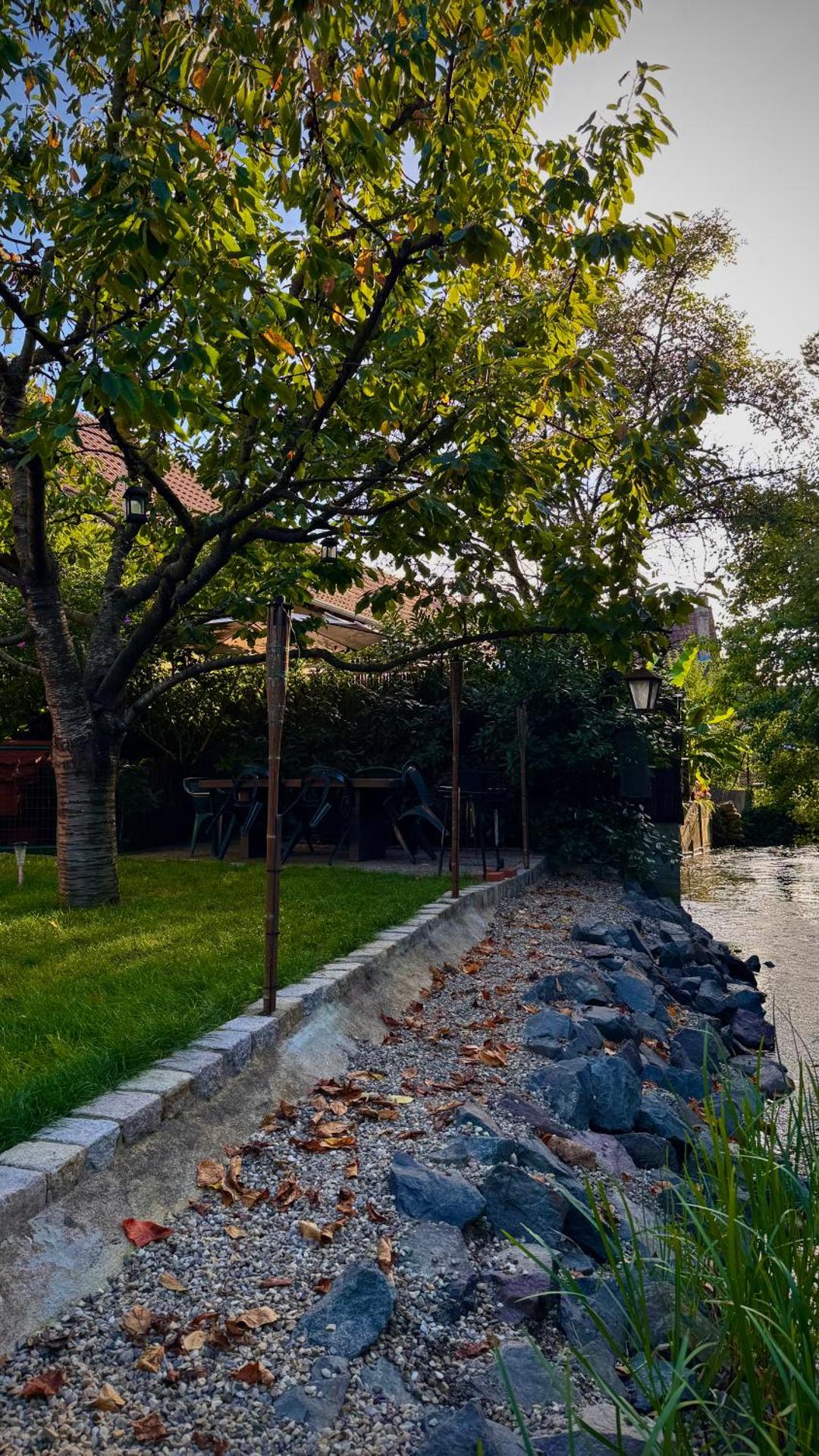 Entre ville & campagne (jardin avec rivière)