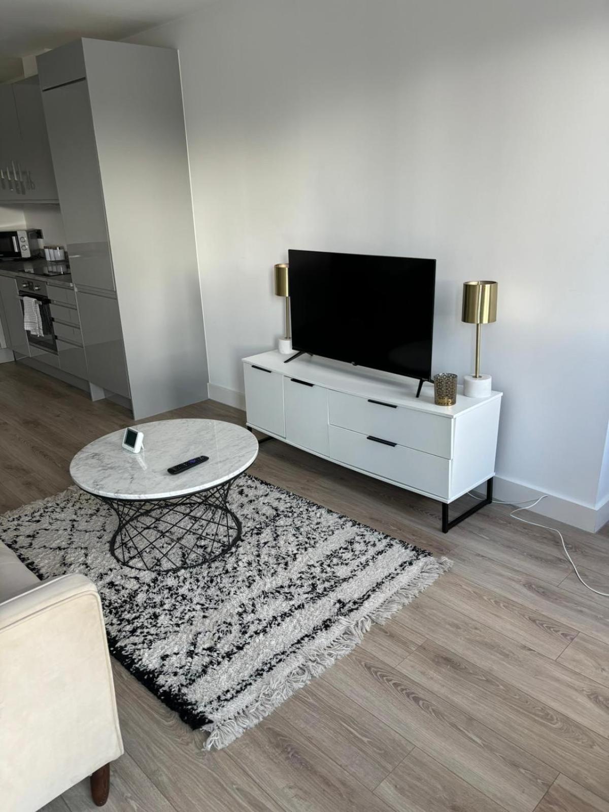 Modern 1 Bedroom Apartment, Solihull