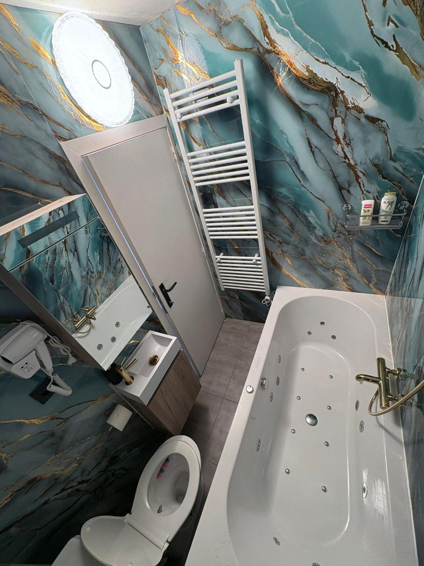 Hôtel Garden's jacuzzi spa 1