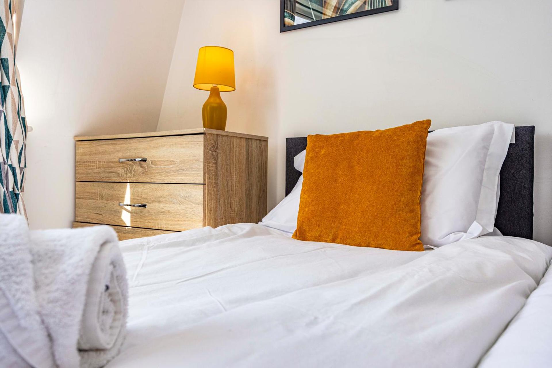 Spacious apartment sleeps 6 - Uni, sports, trades