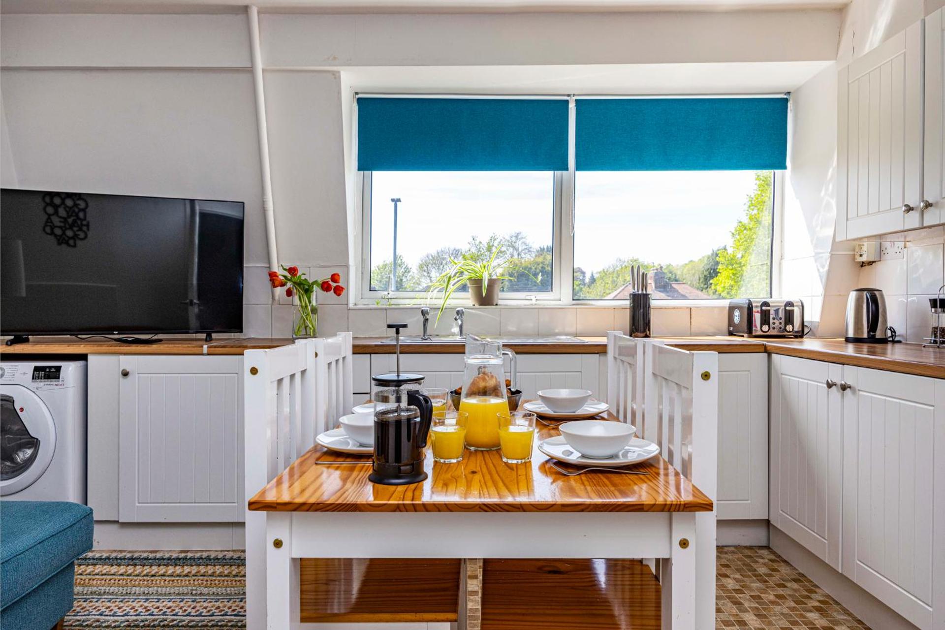 Spacious apartment sleeps 6 - Uni, sports, trades