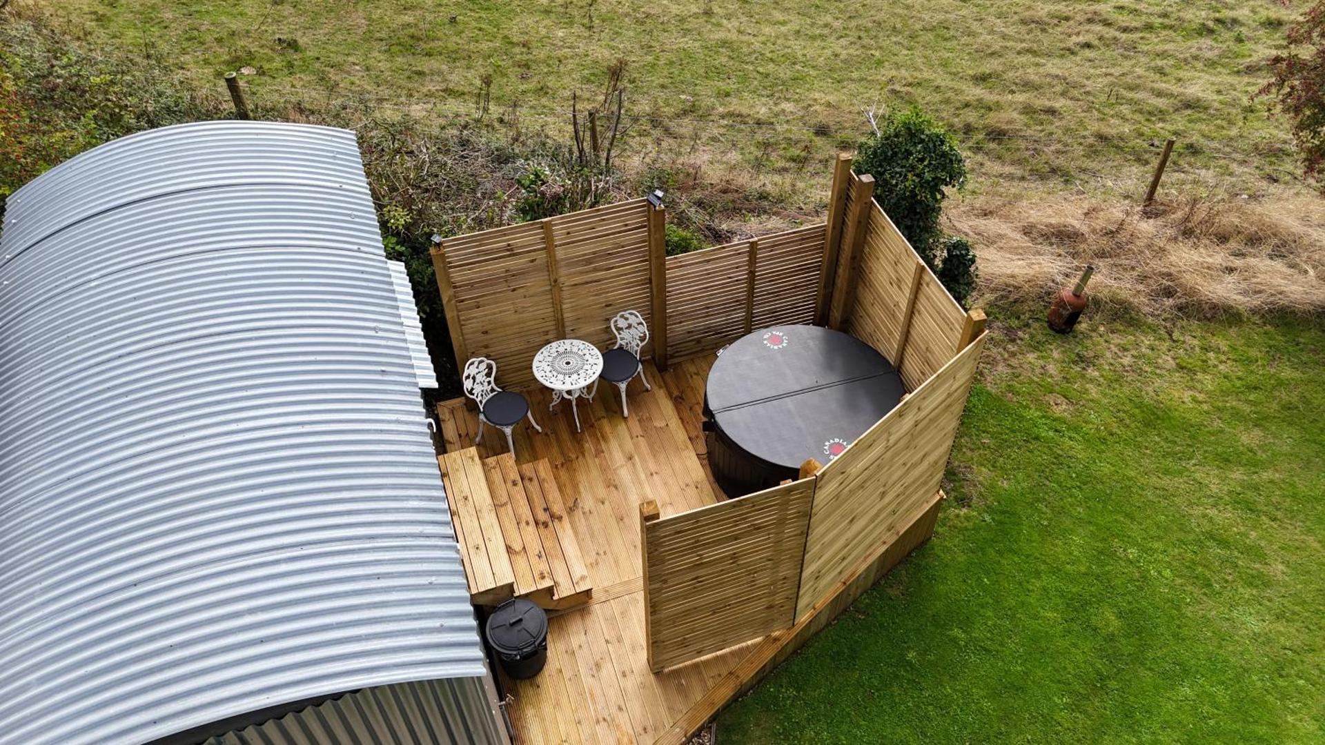 Shepherds hut with Hot Tub pet friendly