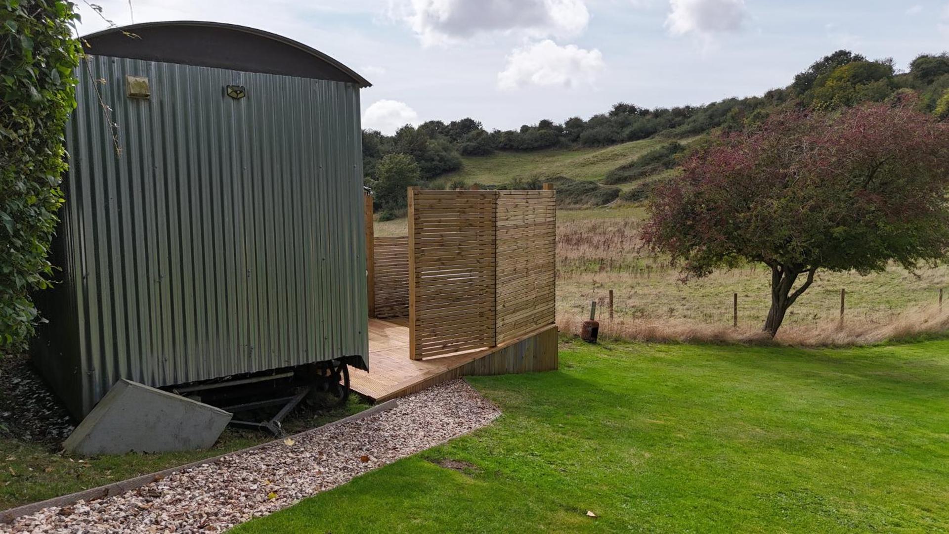 Shepherds hut with Hot Tub pet friendly