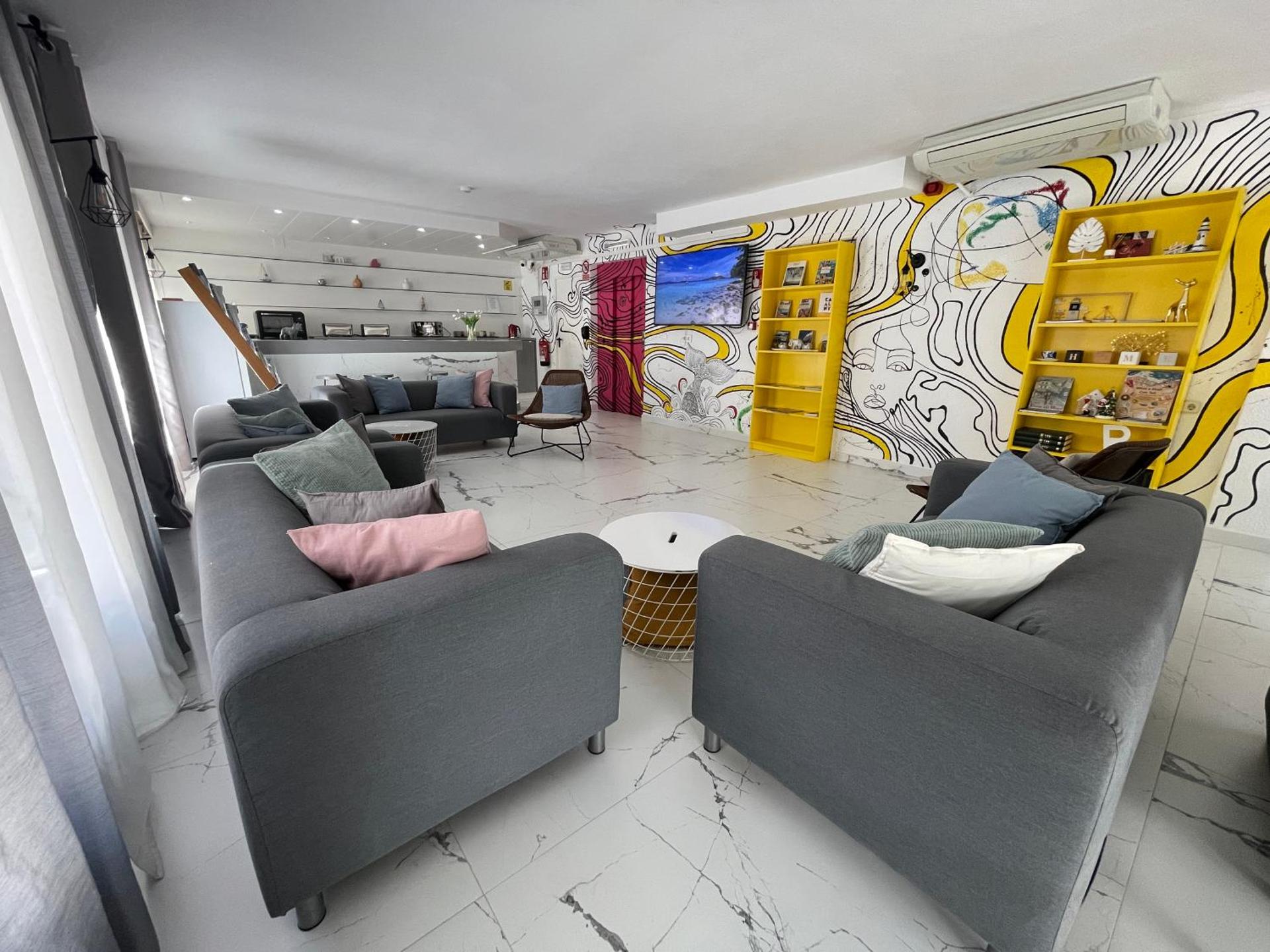 Communal lounge/ TV room