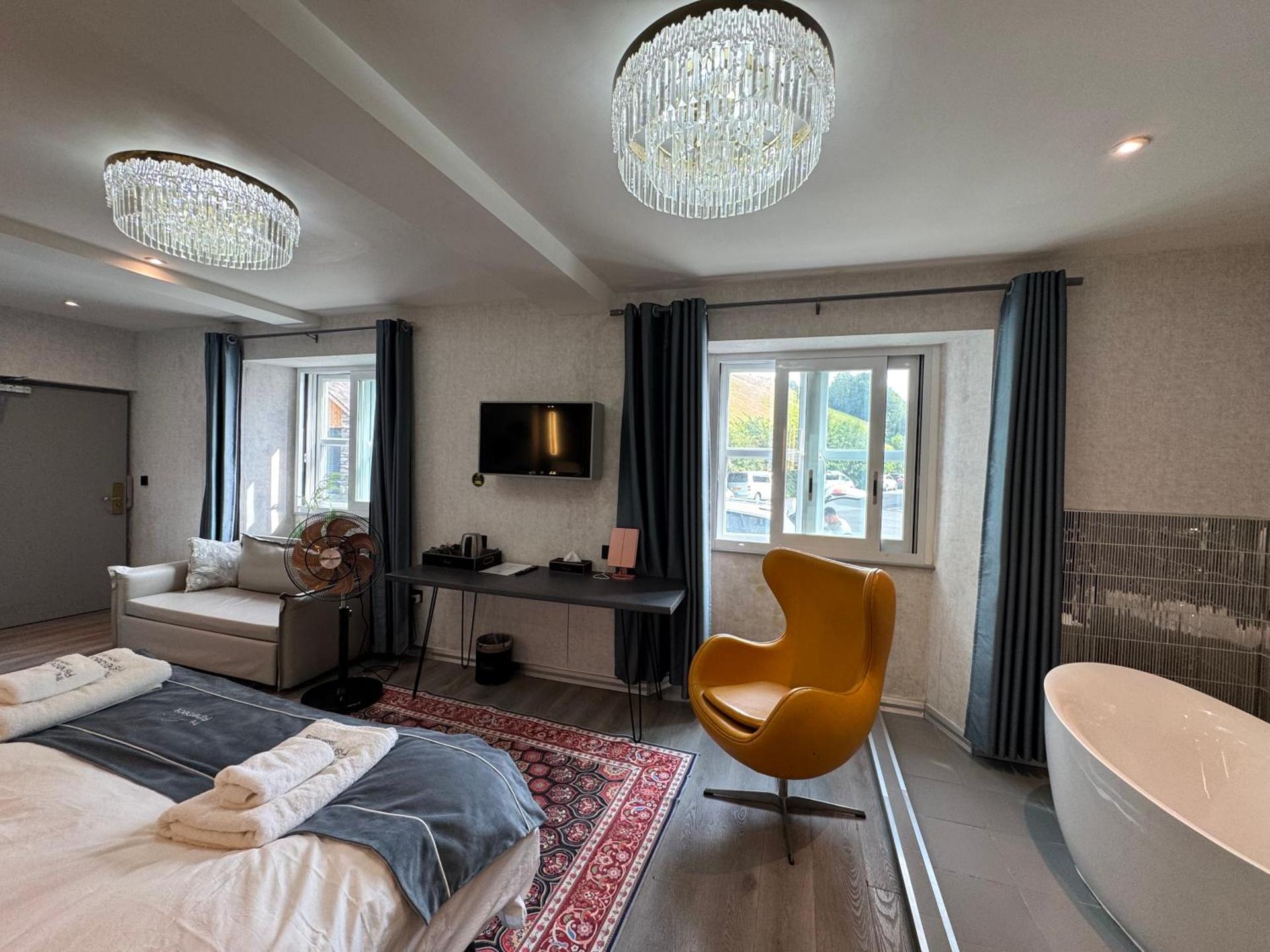 Ambleside Rooms & Suites - Parking Available Onsite