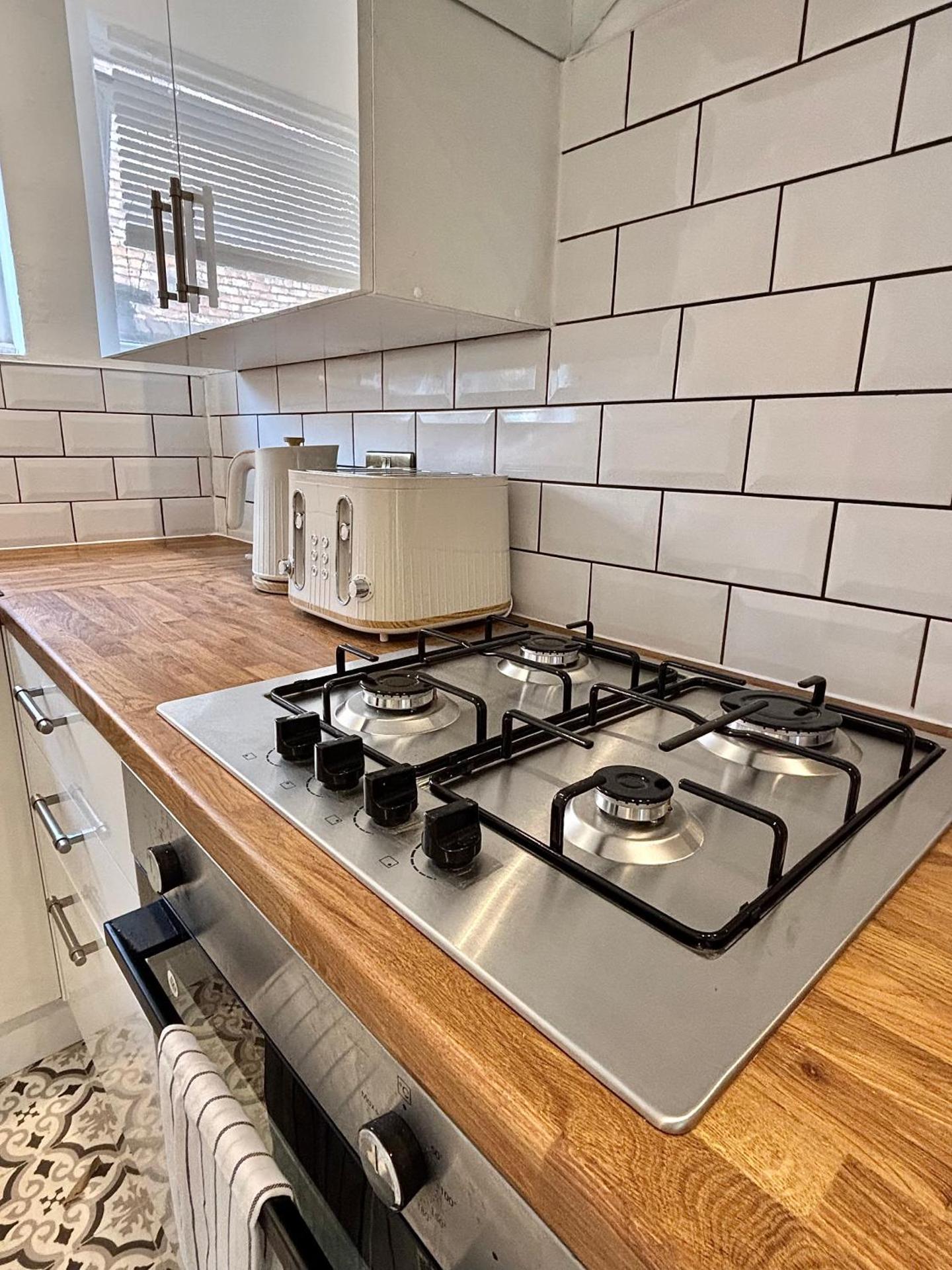 Liverpool Escape - 5 min walk to LFC Stadium, Sleeps 8, free parking, newly renovated home