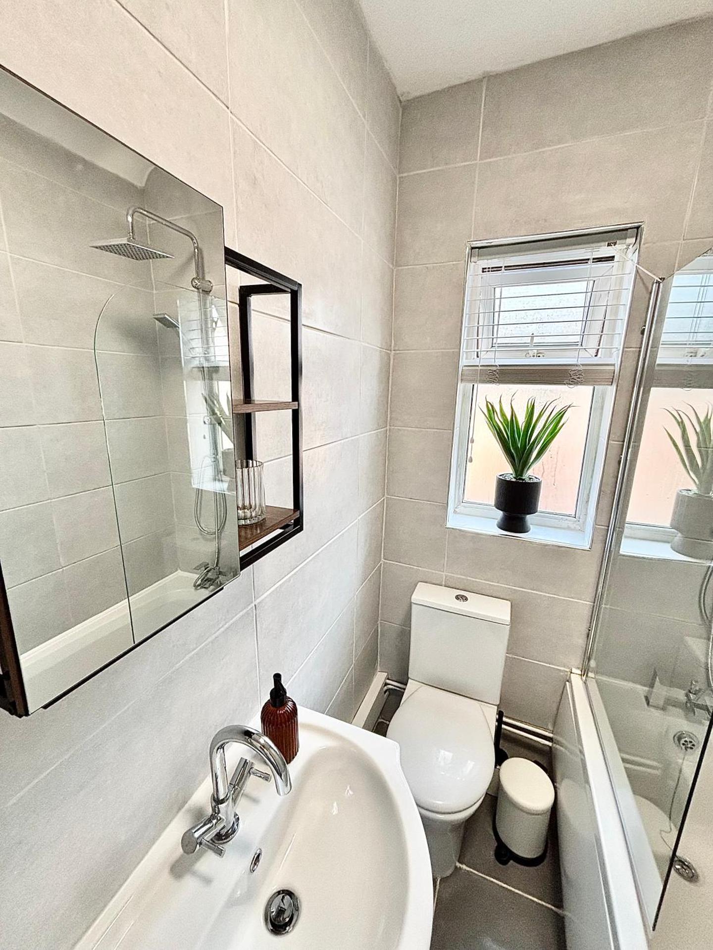 Liverpool Escape - 5 min walk to LFC Stadium, Sleeps 8, free parking, newly renovated home