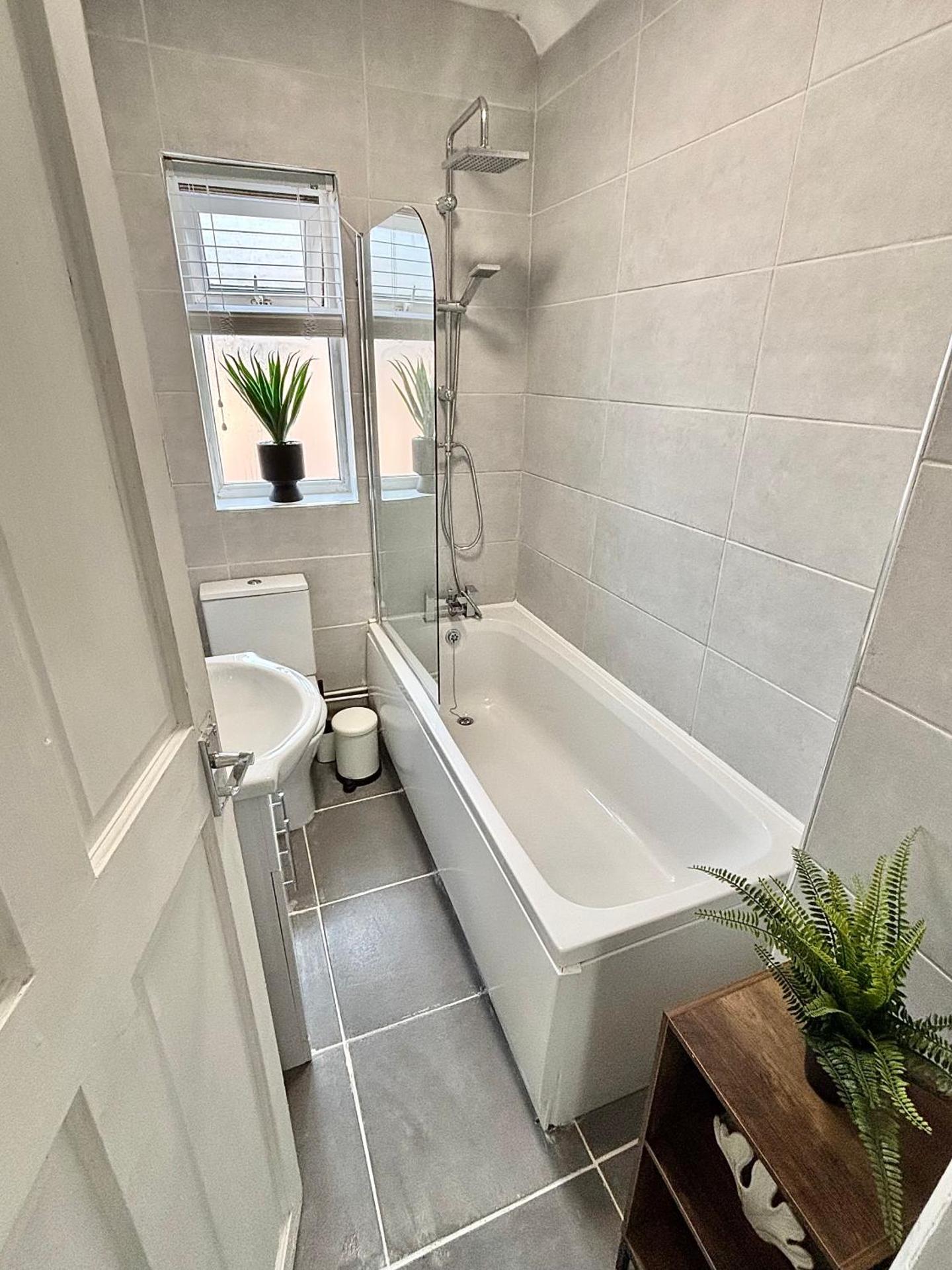 Liverpool Escape - 5 min walk to LFC Stadium, Sleeps 8, free parking, newly renovated home