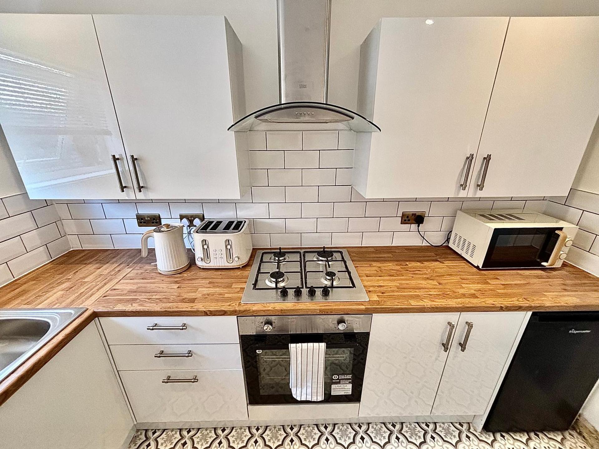 Liverpool Escape - 5 min walk to LFC Stadium, Sleeps 8, free parking, newly renovated home