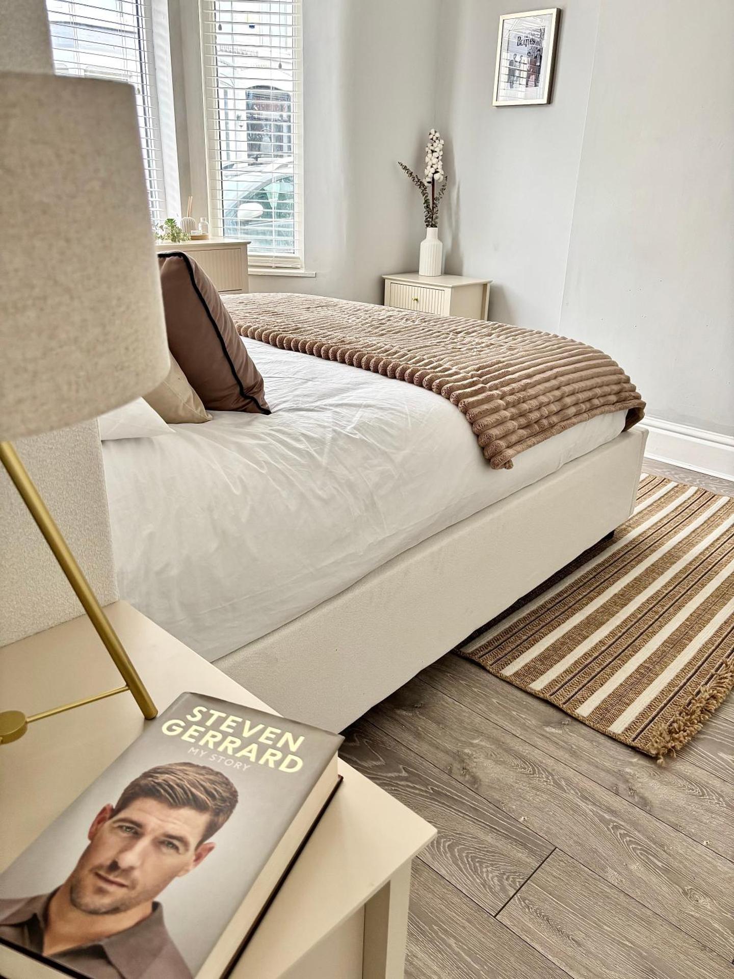 Liverpool Escape - 5 min walk to LFC Stadium, Sleeps 8, free parking, newly renovated home