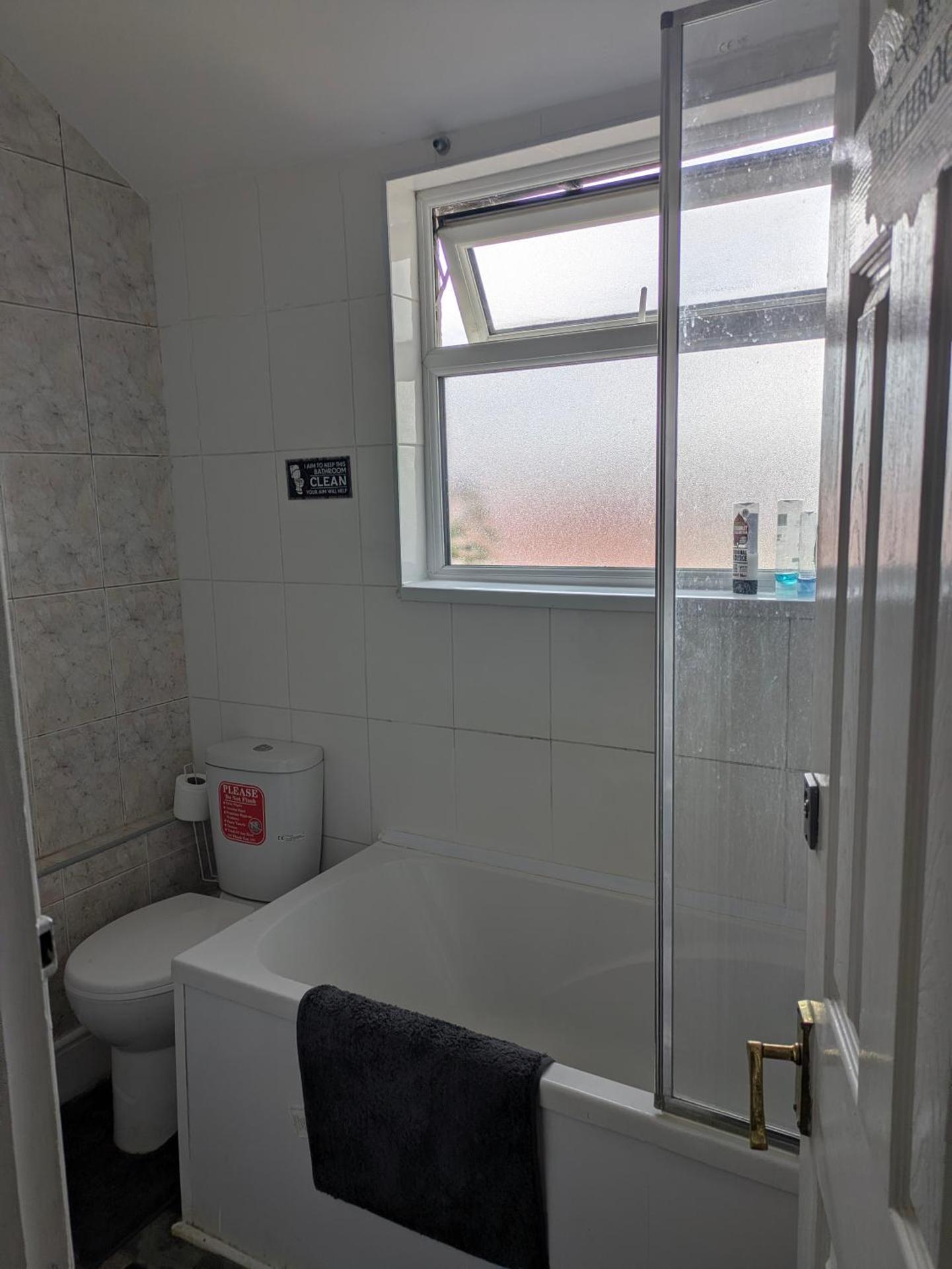 City Vacations Kettering free WiFi for ' Short & Long stays ' Shared bathroom & Shared Kitchen Double room Deals on longer regular stays