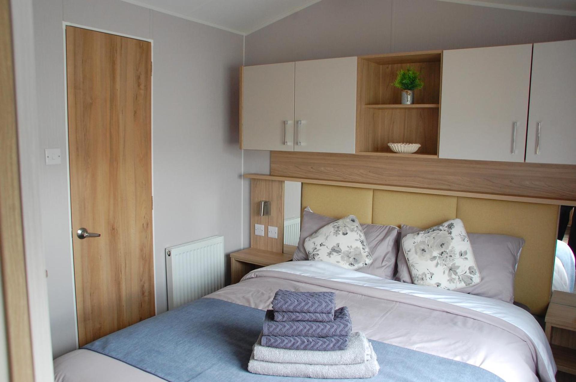 Castleton Static lodge on Wold View Fisheries Leisure Park