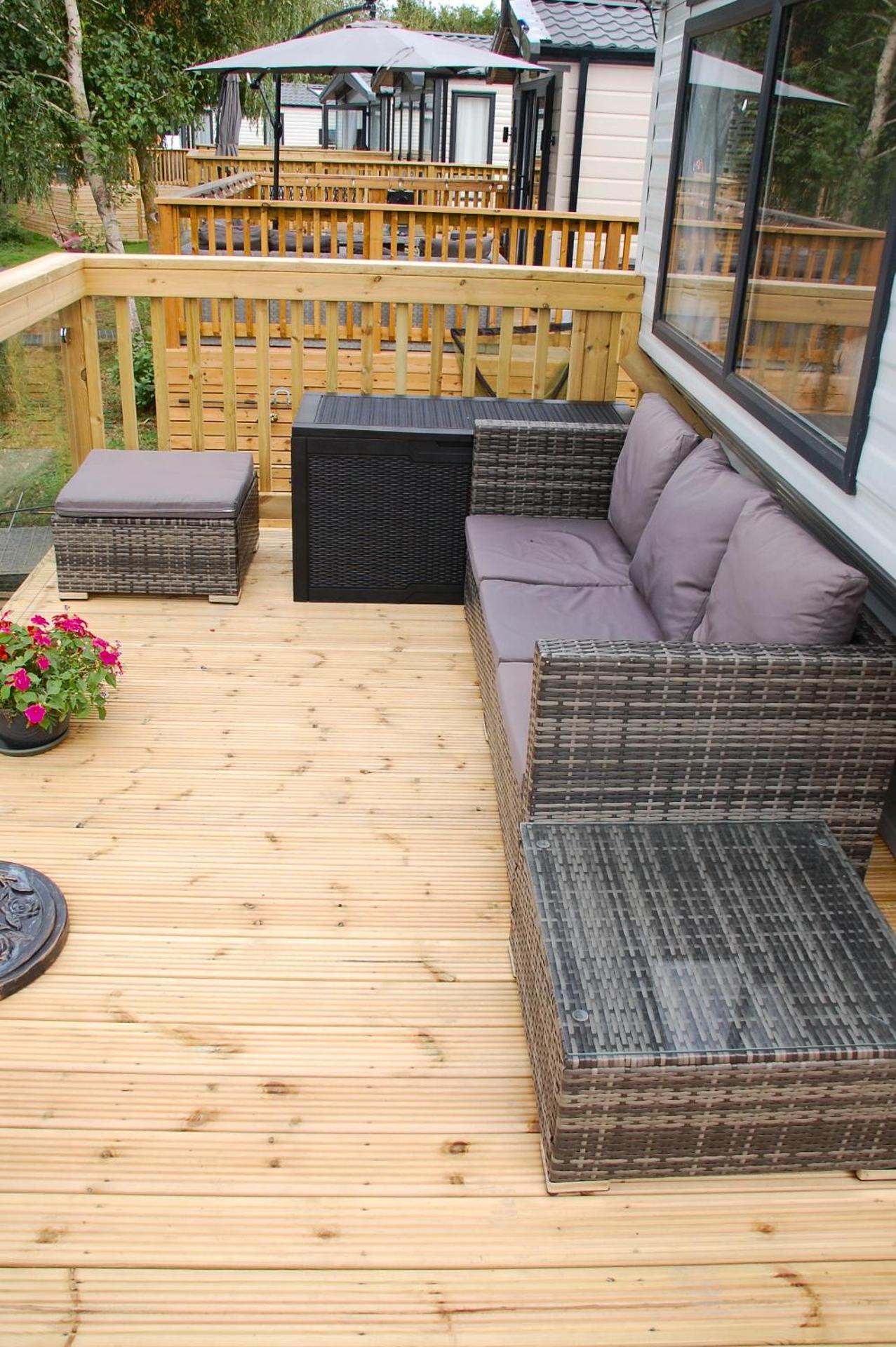 Castleton Static lodge on Wold View Fisheries Leisure Park