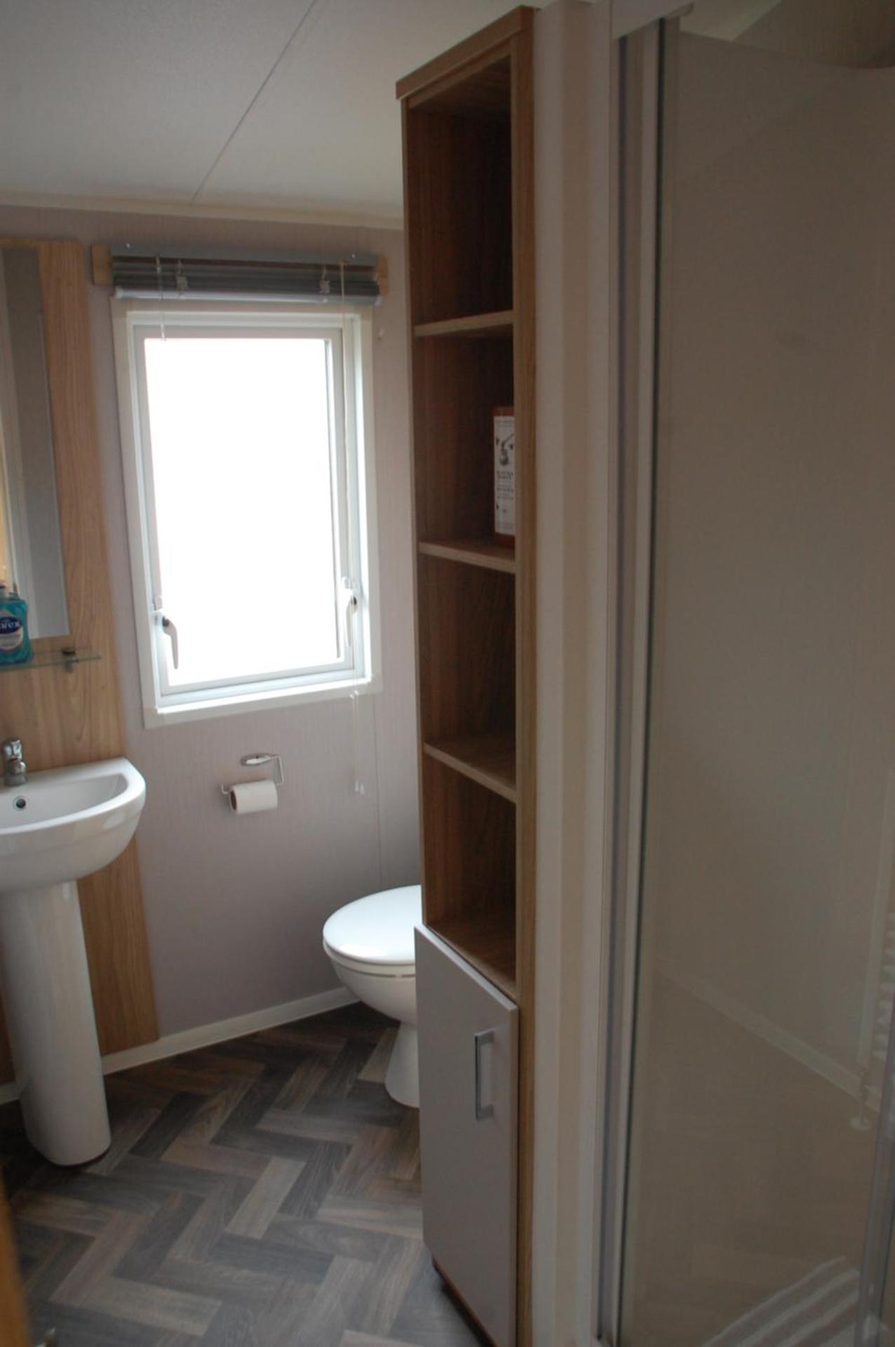 Castleton Static lodge on Wold View Fisheries Leisure Park