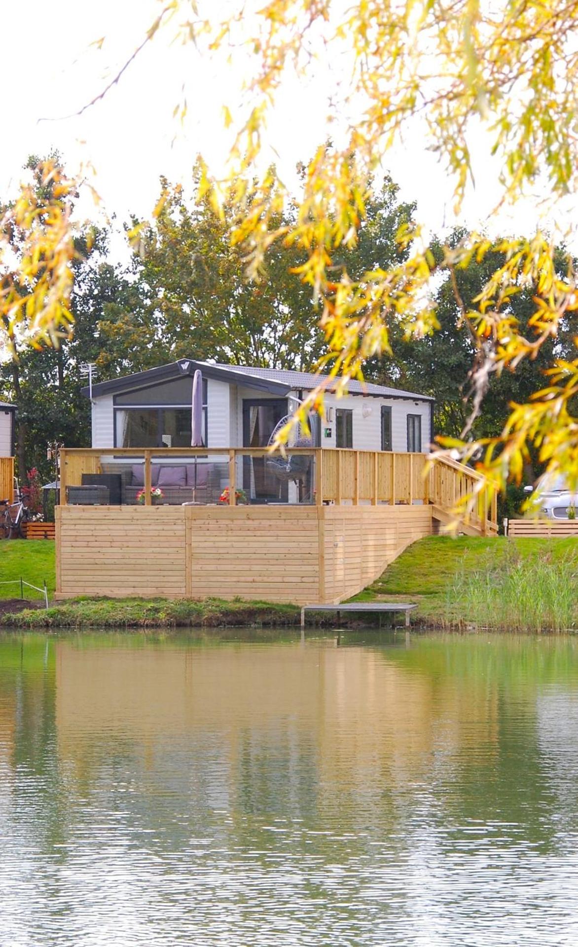 Castleton Static lodge on Wold View Fisheries Leisure Park
