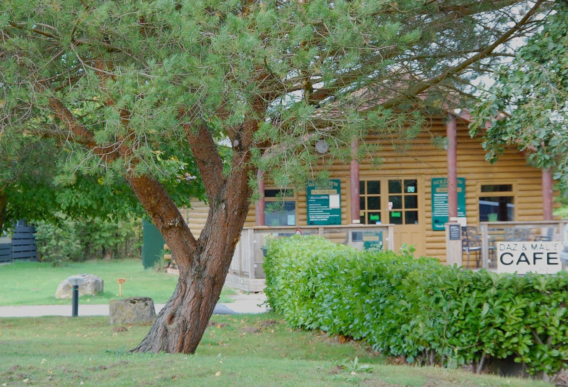 Castleton Static lodge on Wold View Fisheries Leisure Park