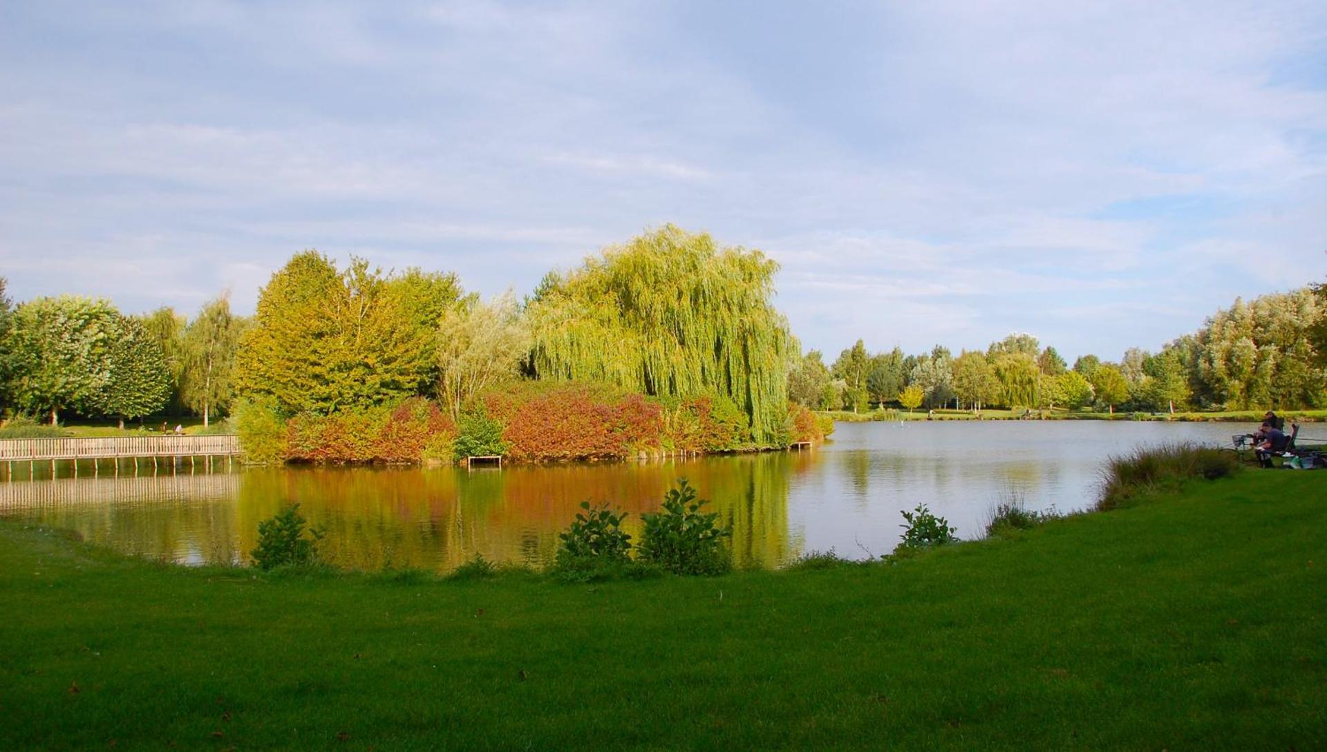 Castleton Static lodge on Wold View Fisheries Leisure Park