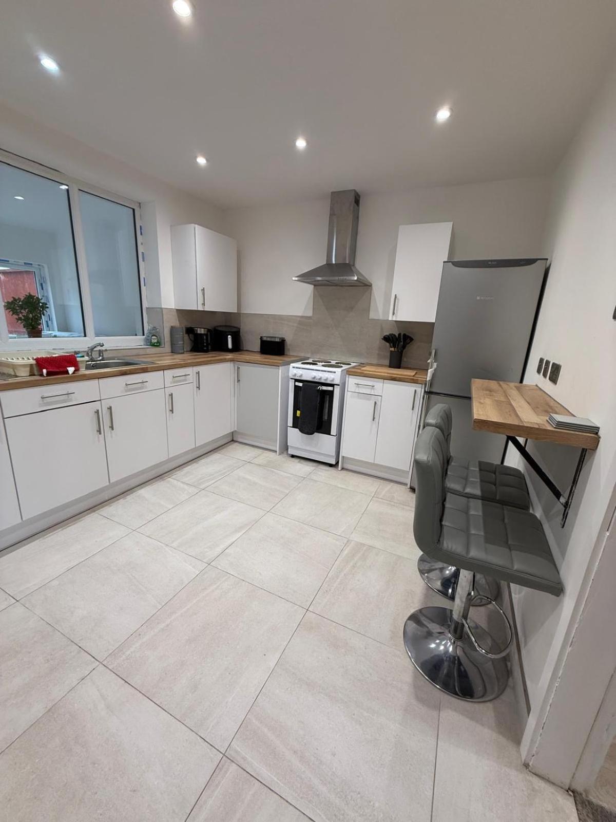 Dudley, Birmingham and Wolverhampton Contractor and Family Stay B69