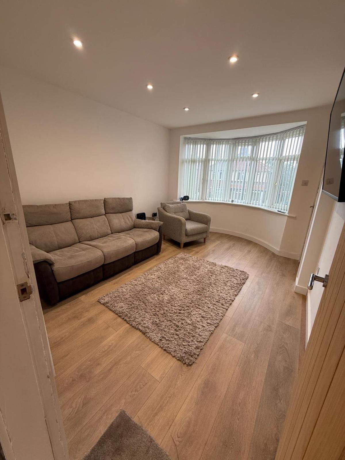 Dudley, Birmingham and Wolverhampton Contractor and Family Stay B69