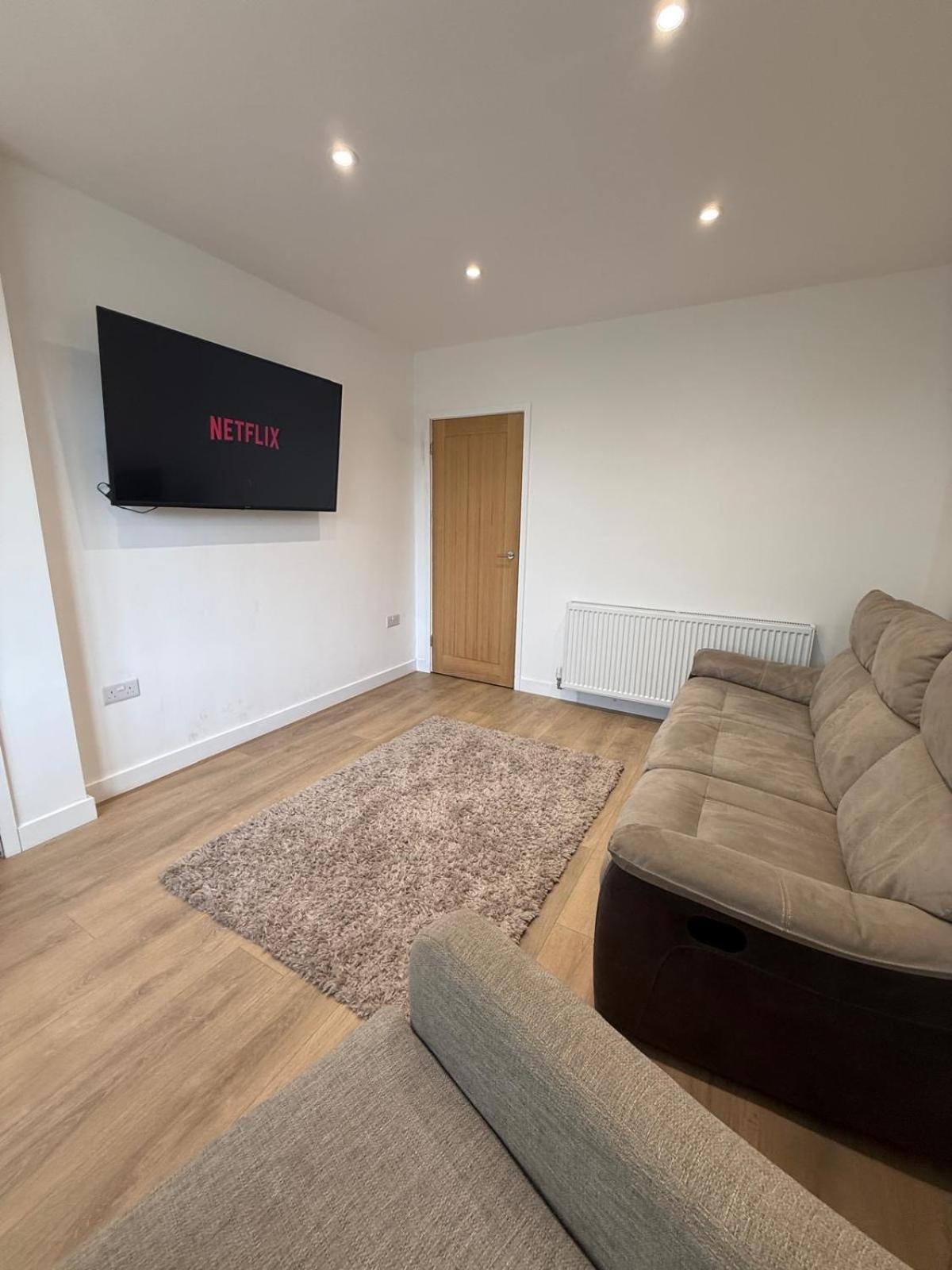 Dudley, Birmingham and Wolverhampton Contractor and Family Stay B69