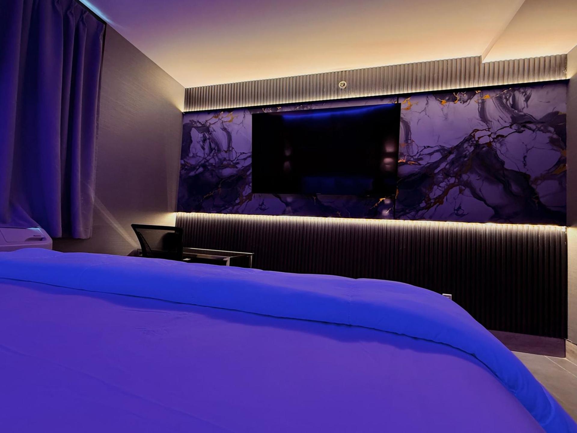 Umbrella Hotel Bronx