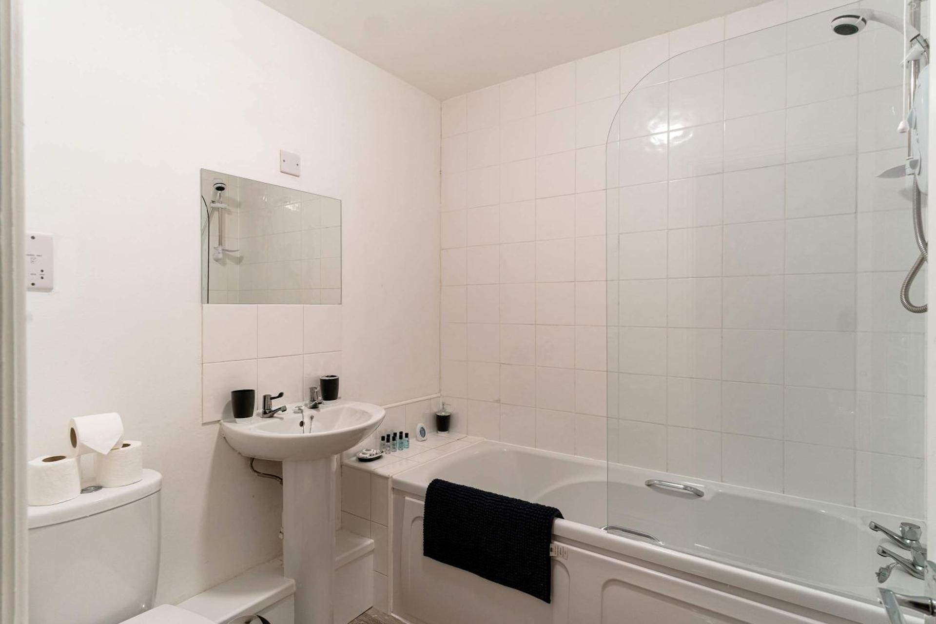 Lovely 2 Bed Harbourside Apartment with Sea Views