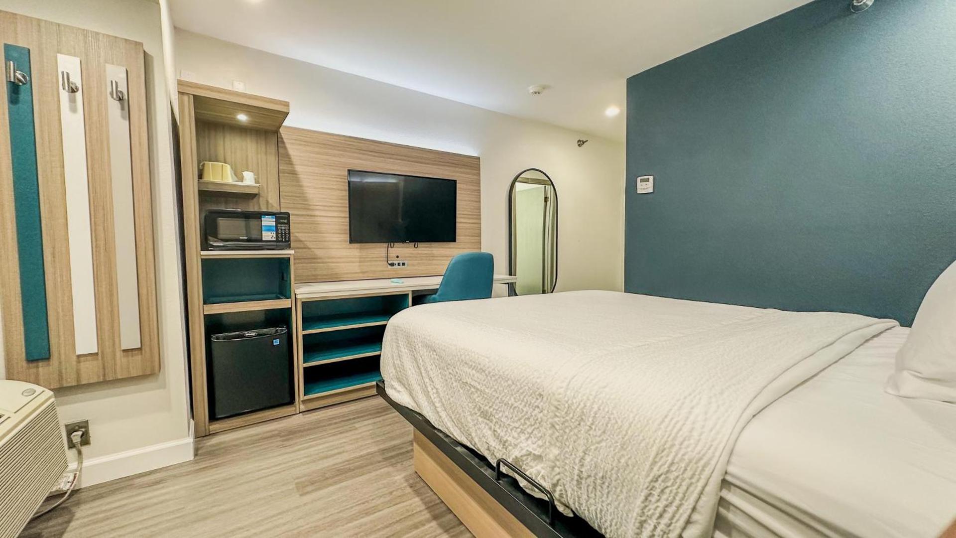 Queen Room with Bath Tub and Grab Bars - Mobility/Hearing Accessible - Non-Smoking