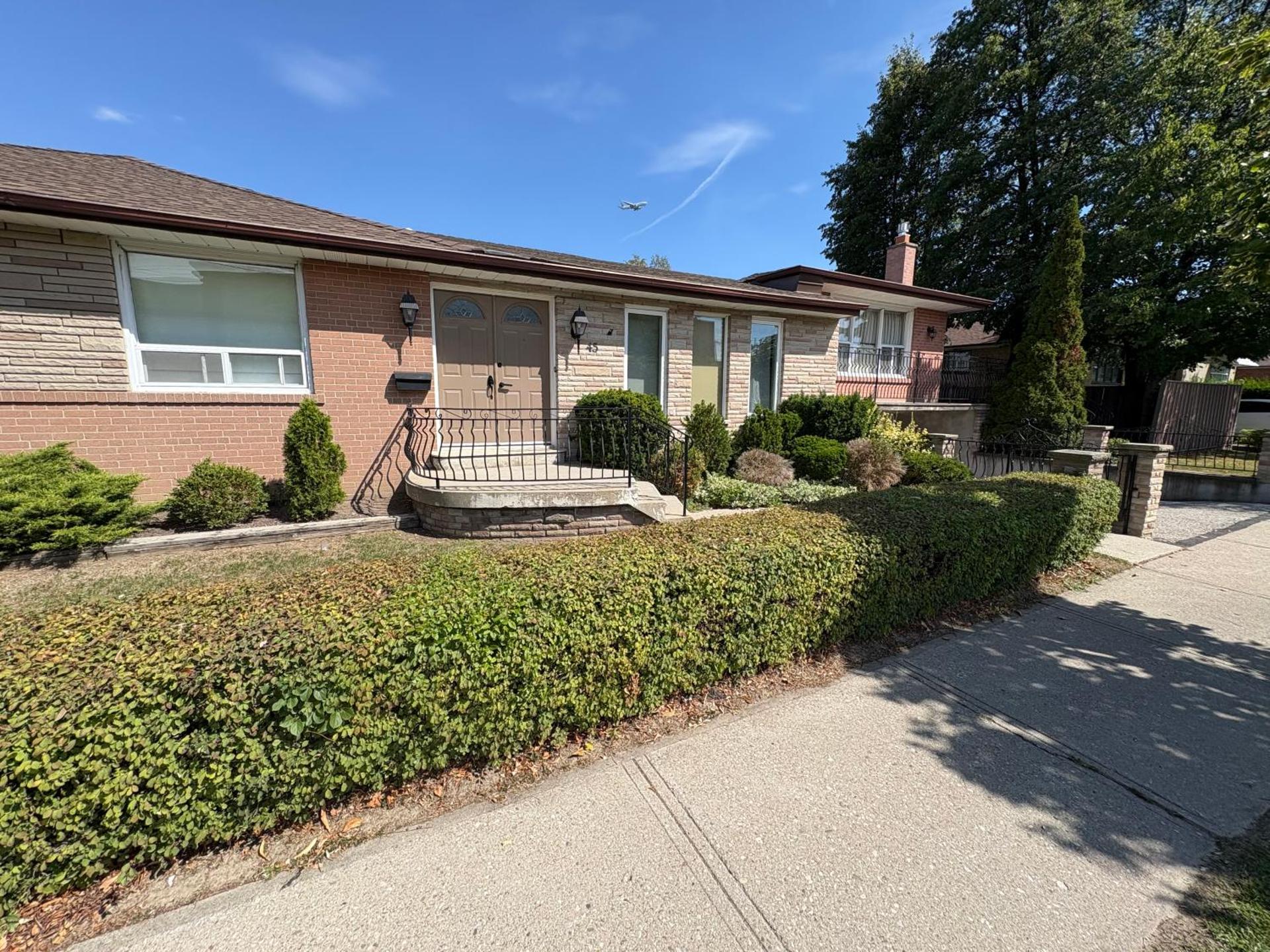 9mins airport 1 min to shopping mall