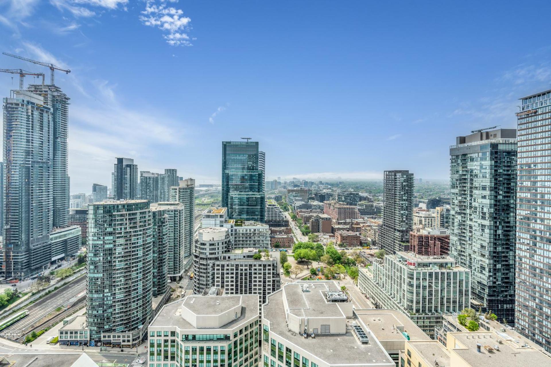 Modern Toronto Lake View & CN Tower View - One Free Parking