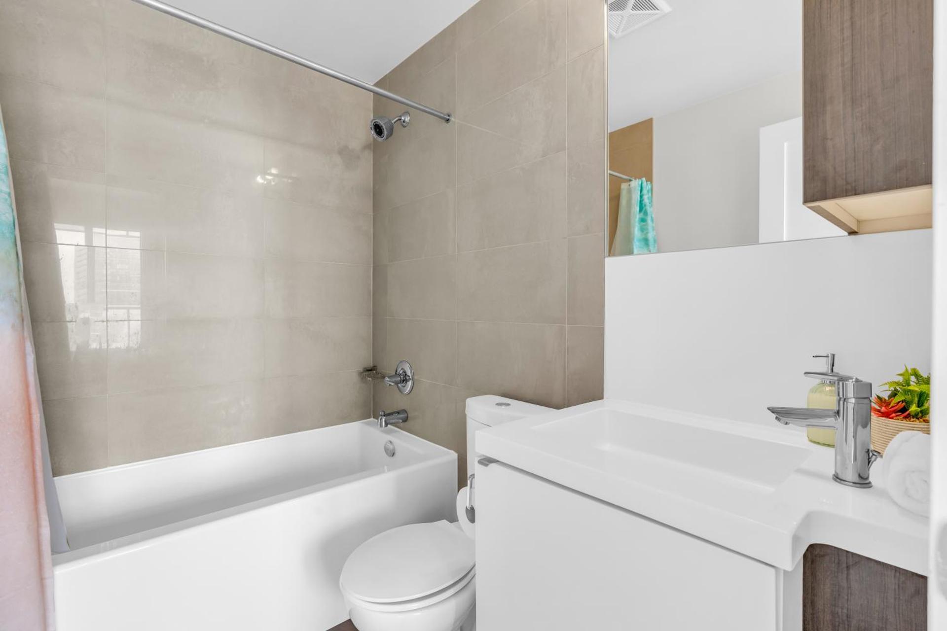 Modern Toronto Lake View & CN Tower View - One Free Parking