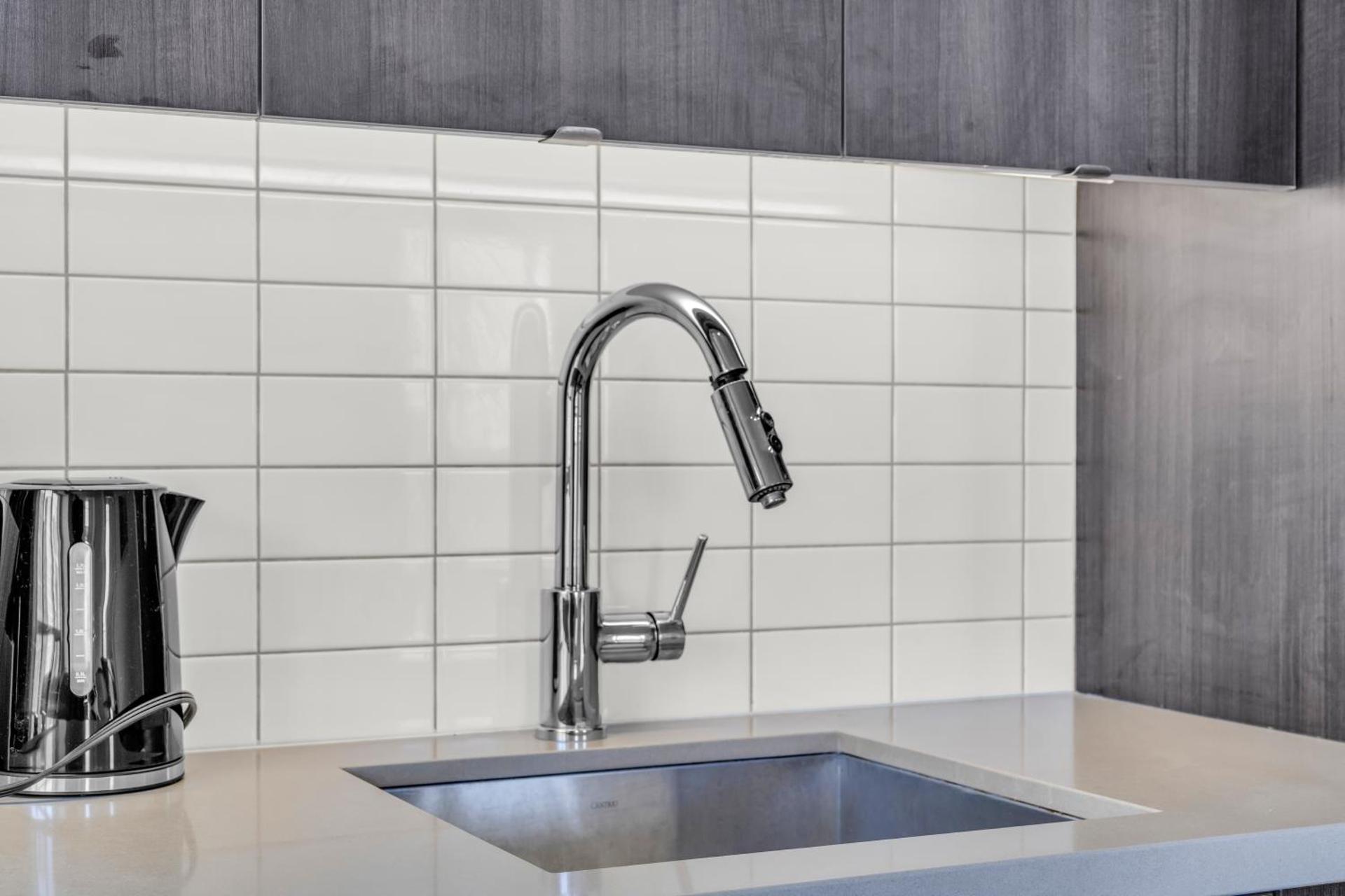 Modern Toronto Lake View & CN Tower View - One Free Parking