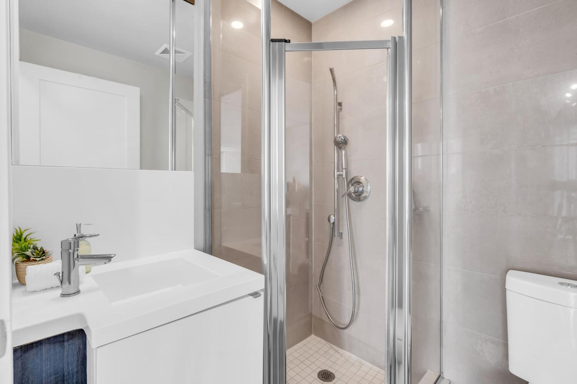 Modern Toronto Lake View & CN Tower View - One Free Parking