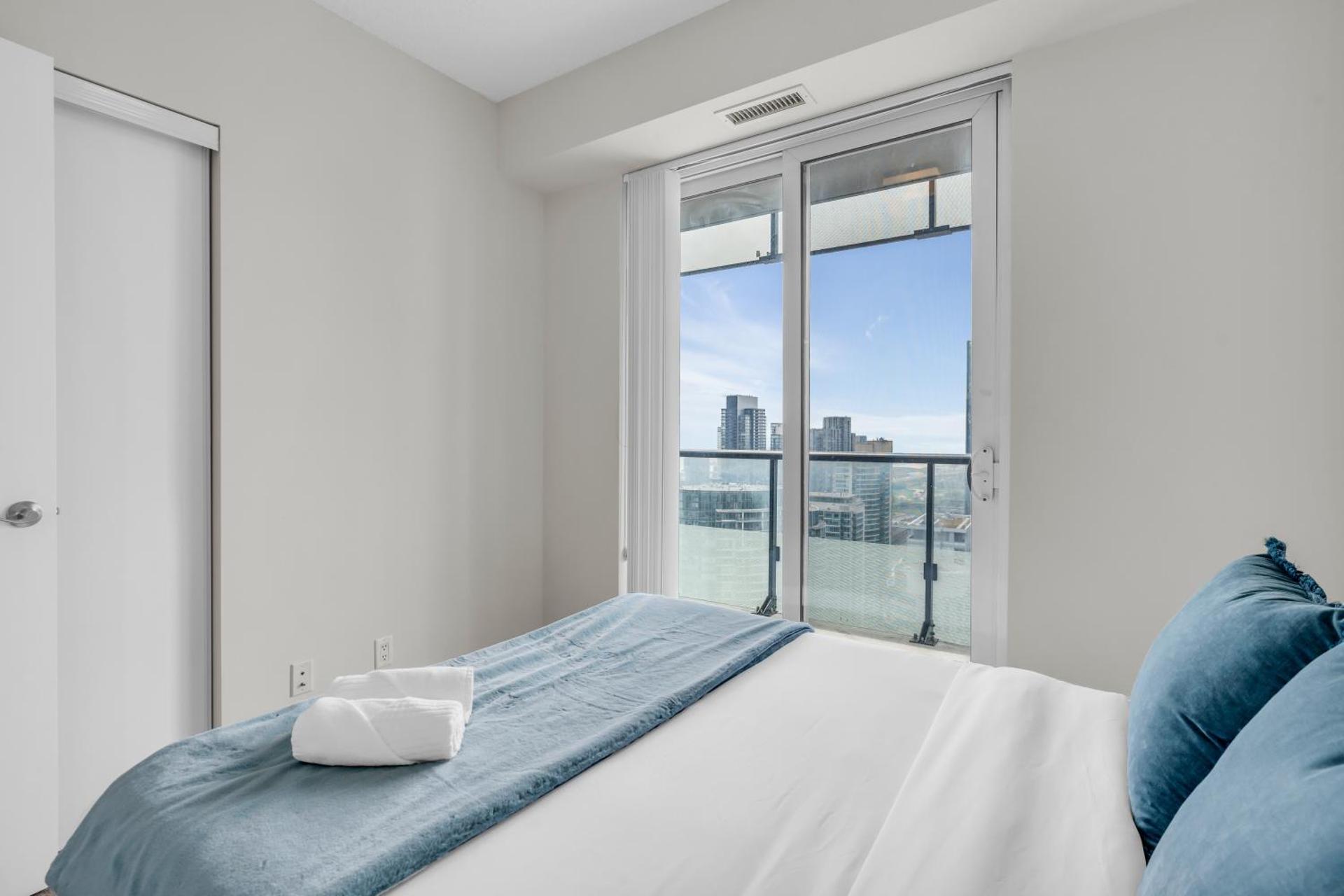 Modern Toronto Lake View & CN Tower View - One Free Parking