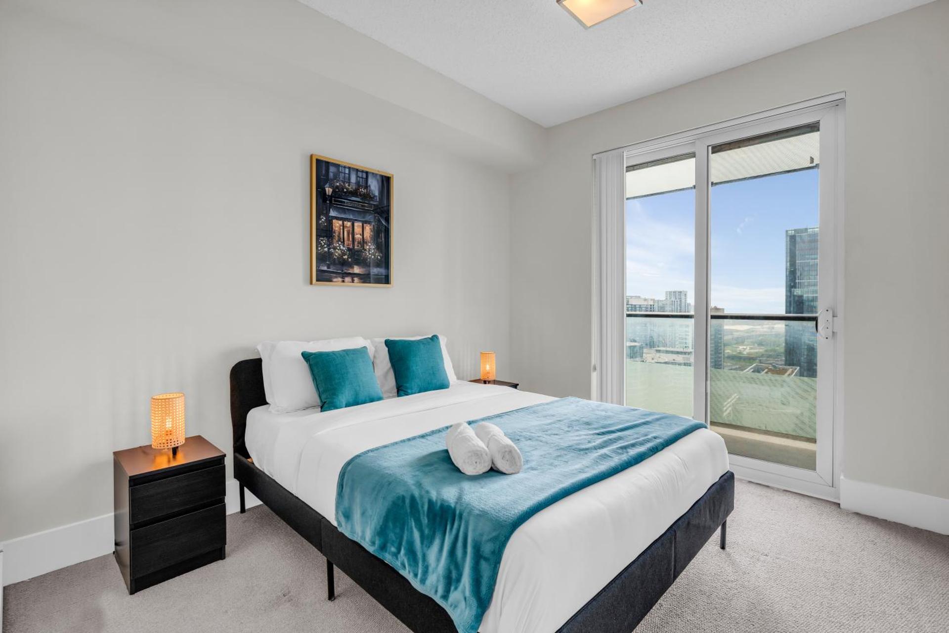 Modern Toronto Lake View & CN Tower View - One Free Parking