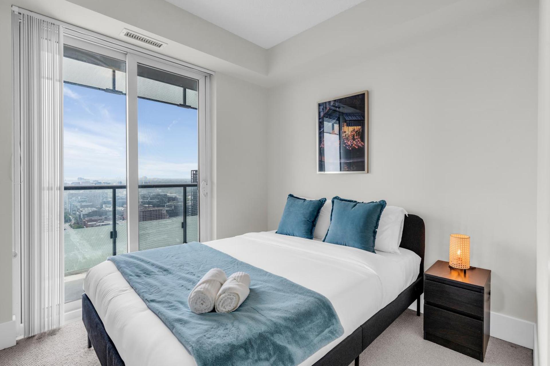 Modern Toronto Lake View & CN Tower View - One Free Parking