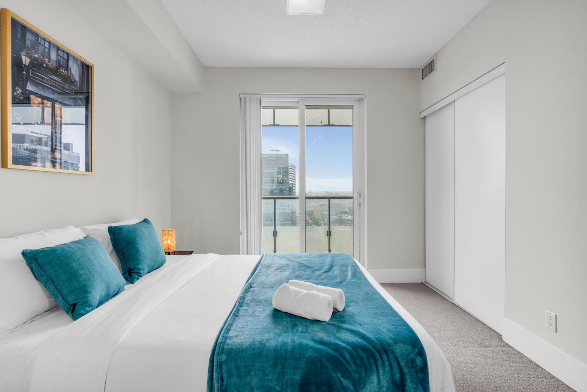 Modern Toronto Lake View & CN Tower View - One Free Parking