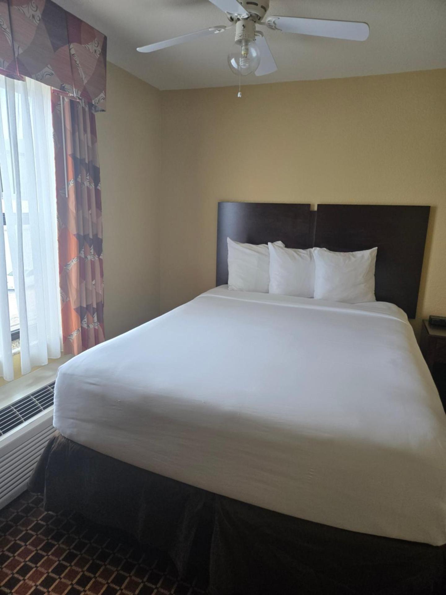 Efficiency Queen Suite - Accessible/Non-Smoking