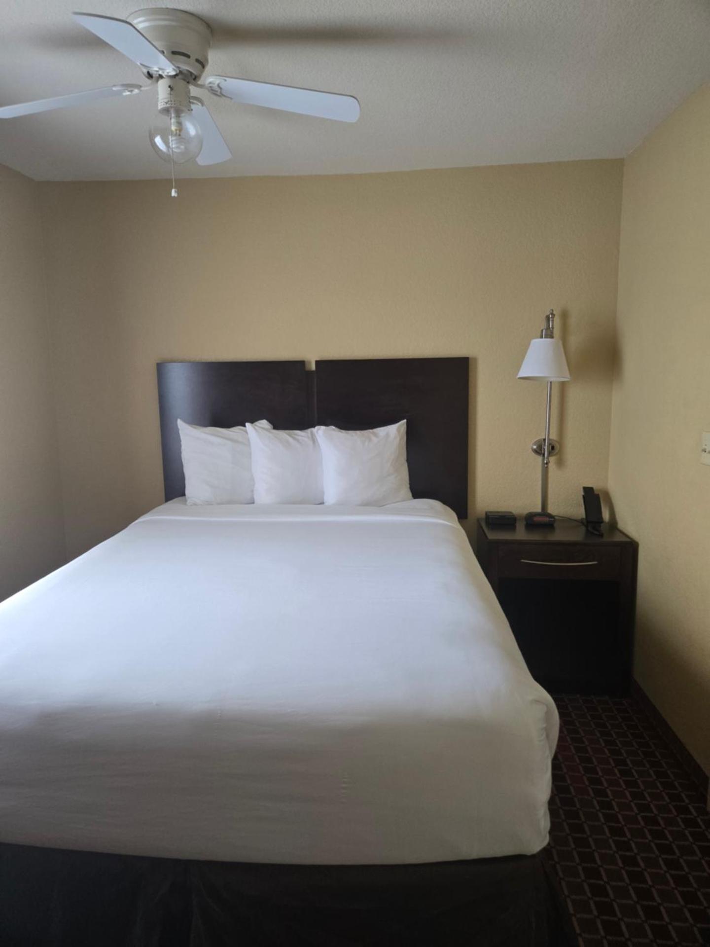 Efficiency Queen Suite - Accessible/Non-Smoking