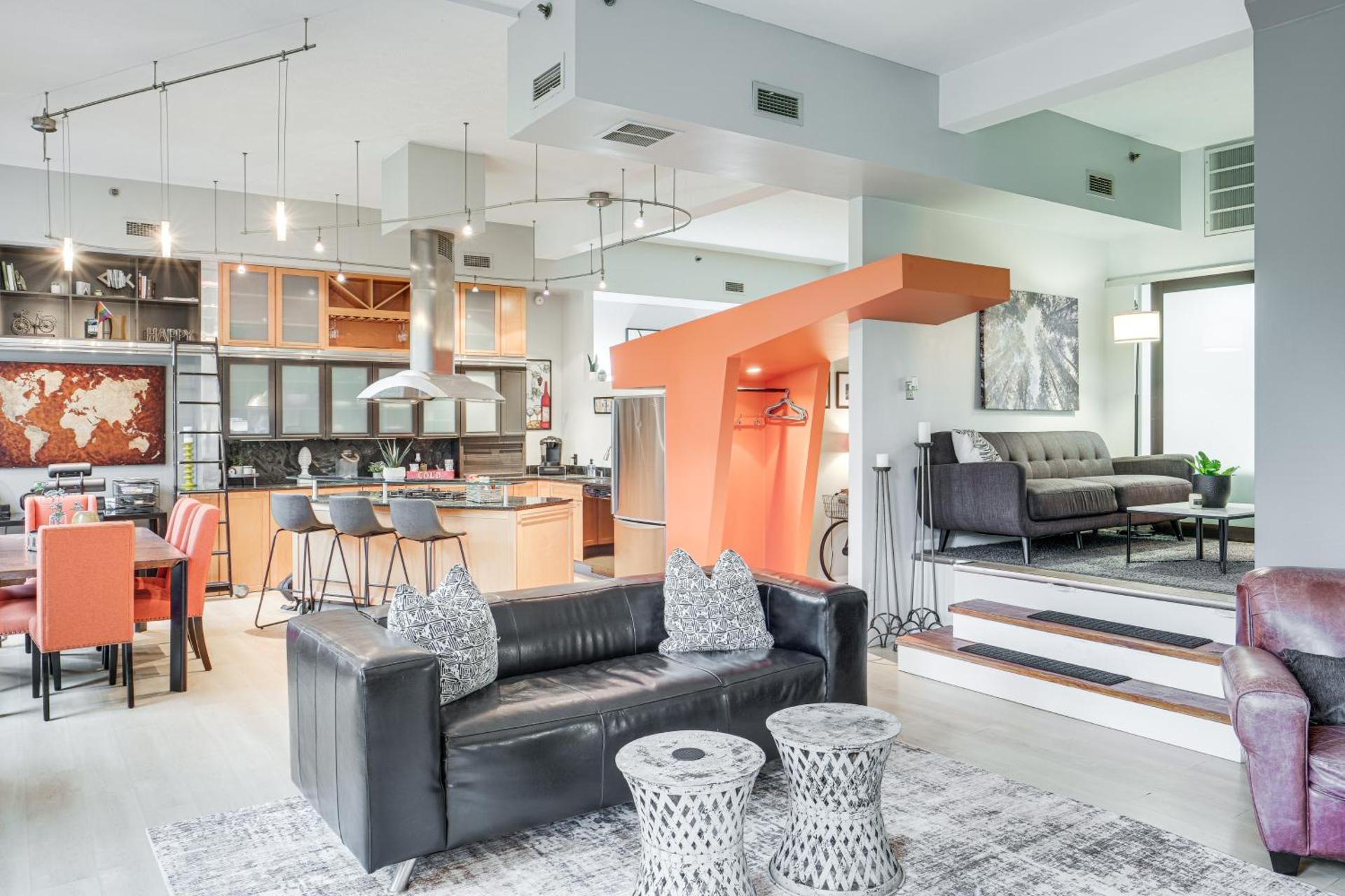 Dtwn Cleveland Loft-Style Condo Walk to Stadiums!