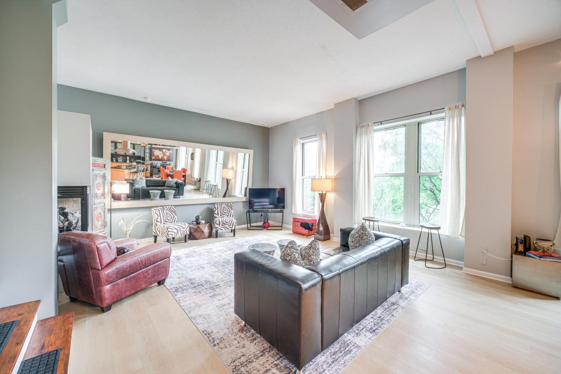 Dtwn Cleveland Loft-Style Condo Walk to Stadiums!