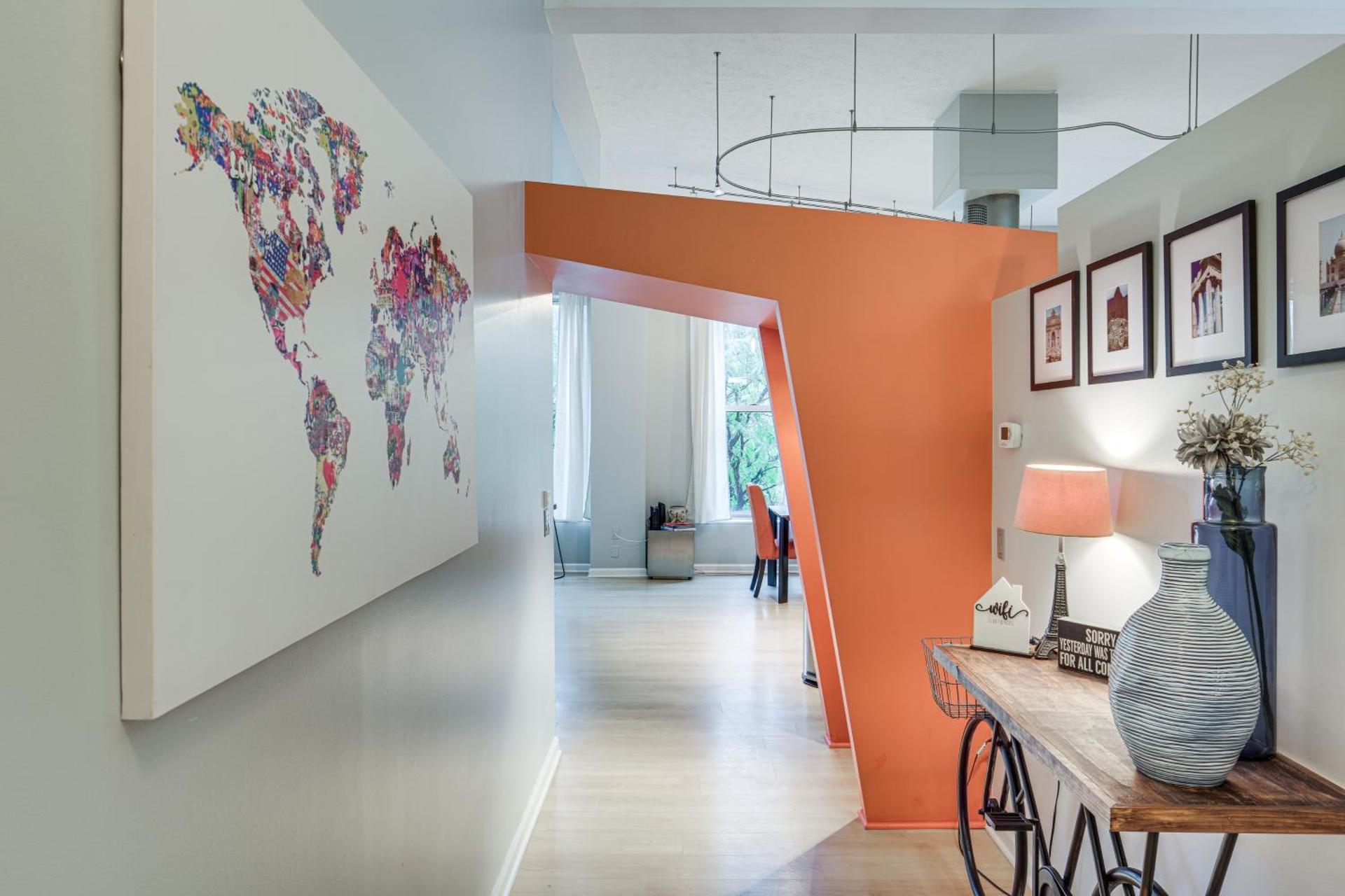 Dtwn Cleveland Loft-Style Condo Walk to Stadiums!