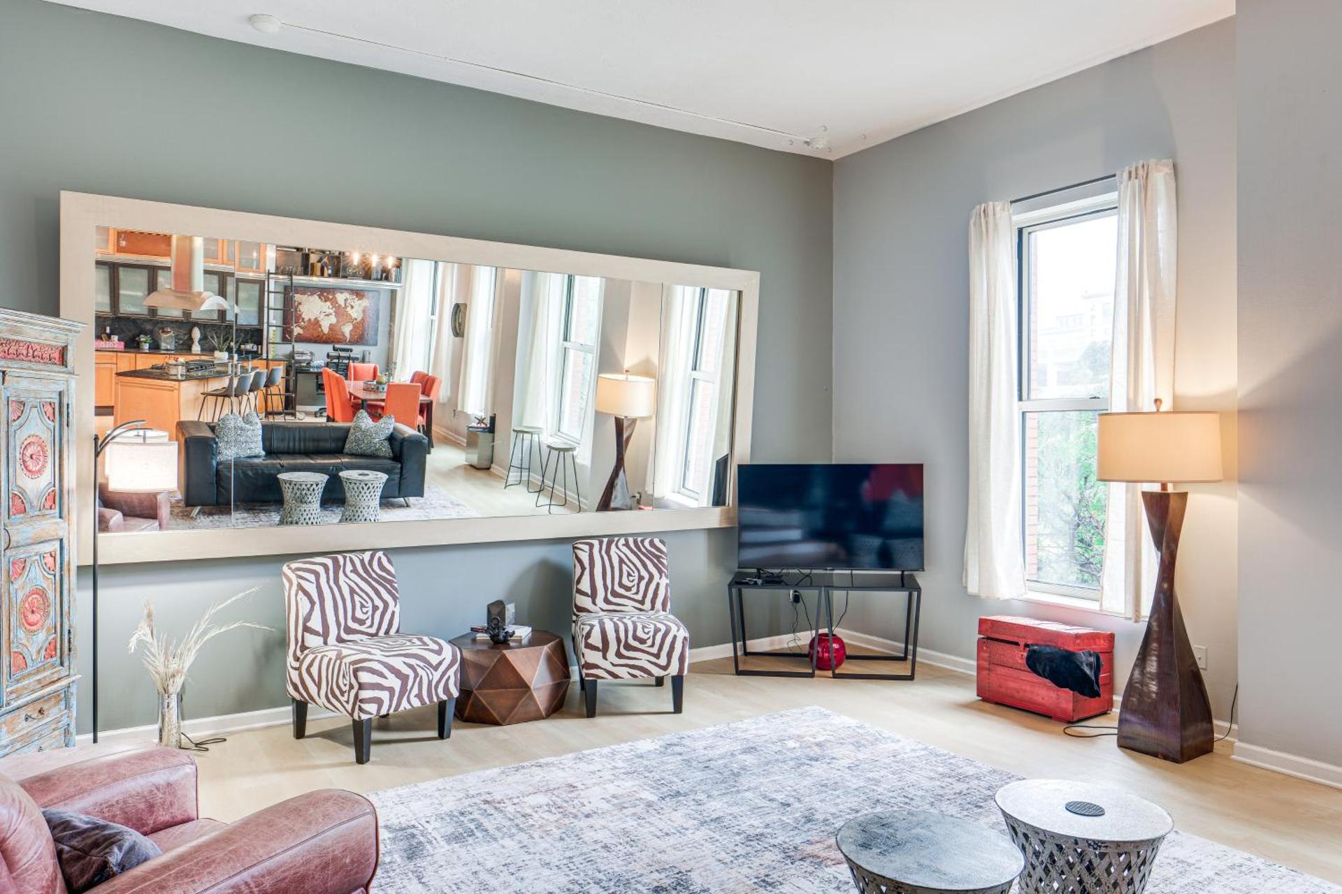 Dtwn Cleveland Loft-Style Condo Walk to Stadiums!