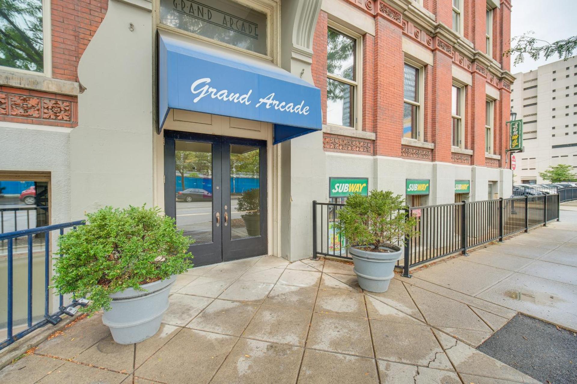 Dtwn Cleveland Loft-Style Condo Walk to Stadiums!